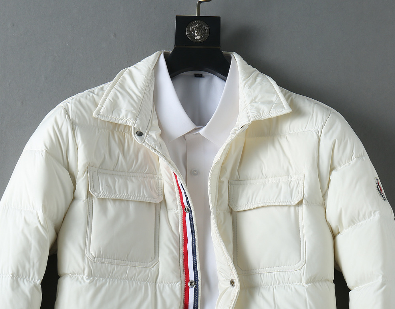 P420 蒙口 新款羽绒服。这款号称羽绒服届专业的，三标齐全全部90绒的。带着经典的Logo组合搭配，第一眼看到就是满满的视觉冲击，保暖性能更出色，轻便不厚重，且压缩后的蓬松度恢复性好，聚热锁温！个性的拼色设计，清新有活力！市面流通的版本实在太多了，除了面料做工不同外，最大的区别就是填充物根本不是鹅绒而是羽丝或手感绒等等，而不懂的根本不容易区分。另外面料和做工也绝对不是一个级别，总之认准我们，让你绝对不跑偏，独家全色全部购入正版开发，懂我们家羽绒服质量的，完全可以放心闭眼推。码数：M-3XL.最大穿到200斤左右。下单报身高体重。