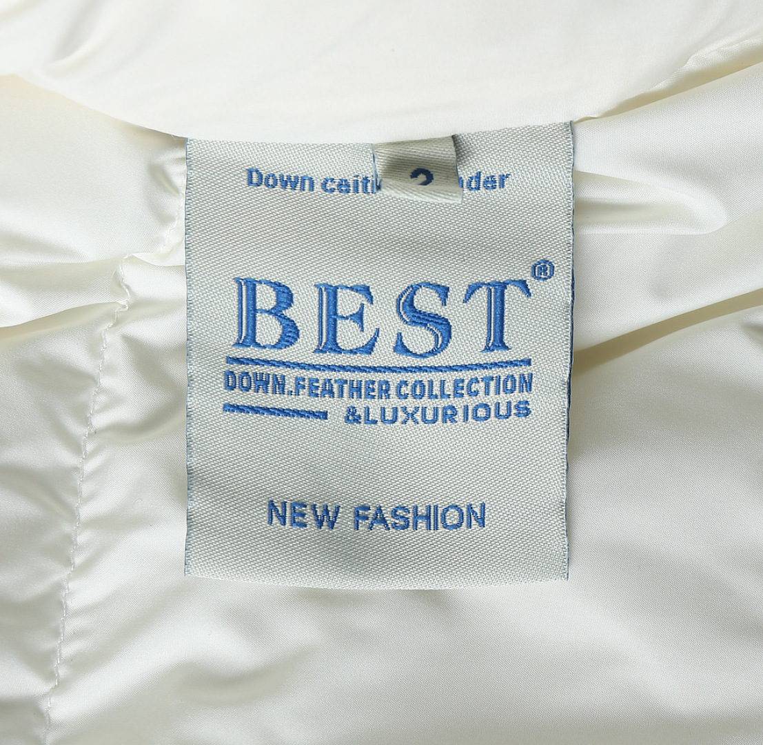 P420 蒙口 新款羽绒服。这款号称羽绒服届专业的，三标齐全全部90绒的。带着经典的Logo组合搭配，第一眼看到就是满满的视觉冲击，保暖性能更出色，轻便不厚重，且压缩后的蓬松度恢复性好，聚热锁温！个性的拼色设计，清新有活力！市面流通的版本实在太多了，除了面料做工不同外，最大的区别就是填充物根本不是鹅绒而是羽丝或手感绒等等，而不懂的根本不容易区分。另外面料和做工也绝对不是一个级别，总之认准我们，让你绝对不跑偏，独家全色全部购入正版开发，懂我们家羽绒服质量的，完全可以放心闭眼推。码数：M-3XL.最大穿到200斤左右。下单报身高体重。