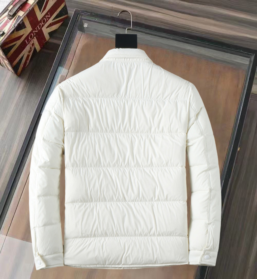 P420 蒙口 新款羽绒服。这款号称羽绒服届专业的，三标齐全全部90绒的。带着经典的Logo组合搭配，第一眼看到就是满满的视觉冲击，保暖性能更出色，轻便不厚重，且压缩后的蓬松度恢复性好，聚热锁温！个性的拼色设计，清新有活力！市面流通的版本实在太多了，除了面料做工不同外，最大的区别就是填充物根本不是鹅绒而是羽丝或手感绒等等，而不懂的根本不容易区分。另外面料和做工也绝对不是一个级别，总之认准我们，让你绝对不跑偏，独家全色全部购入正版开发，懂我们家羽绒服质量的，完全可以放心闭眼推。码数：M-3XL.最大穿到200斤左右。下单报身高体重。