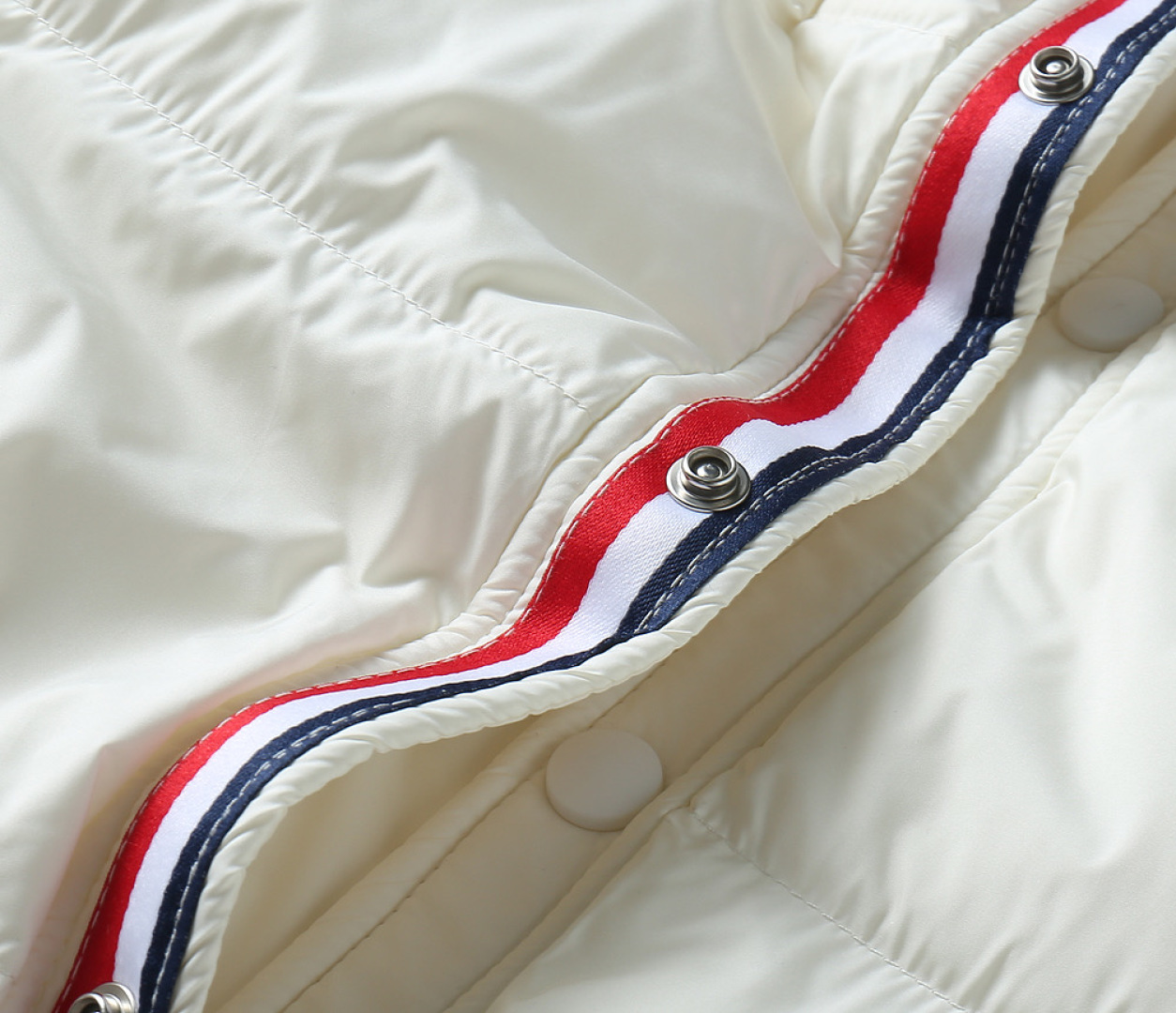 P420 蒙口 新款羽绒服。这款号称羽绒服届专业的，三标齐全全部90绒的。带着经典的Logo组合搭配，第一眼看到就是满满的视觉冲击，保暖性能更出色，轻便不厚重，且压缩后的蓬松度恢复性好，聚热锁温！个性的拼色设计，清新有活力！市面流通的版本实在太多了，除了面料做工不同外，最大的区别就是填充物根本不是鹅绒而是羽丝或手感绒等等，而不懂的根本不容易区分。另外面料和做工也绝对不是一个级别，总之认准我们，让你绝对不跑偏，独家全色全部购入正版开发，懂我们家羽绒服质量的，完全可以放心闭眼推。码数：M-3XL.最大穿到200斤左右。下单报身高体重。