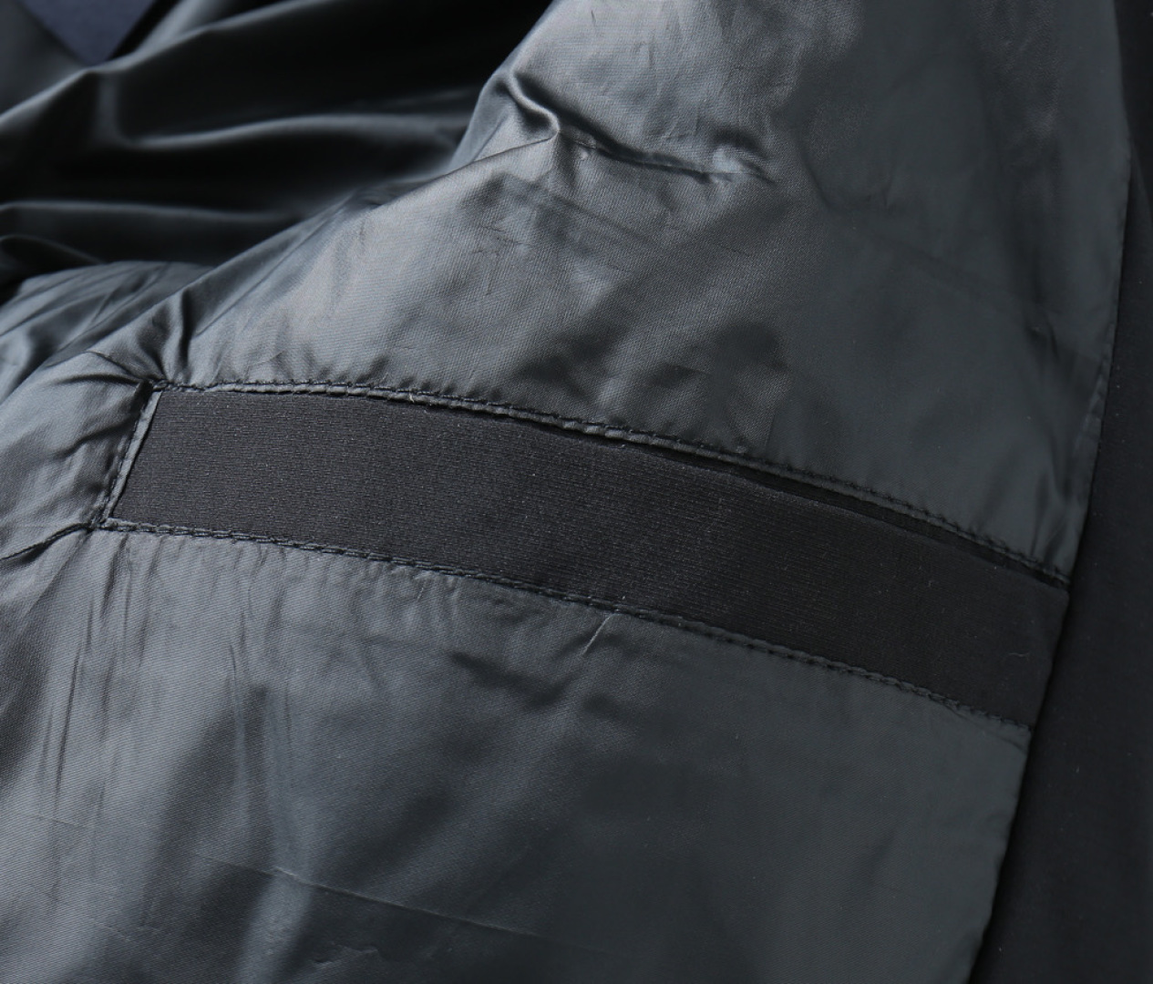 P570 普拉达 新款羽绒服。这款号称羽绒服届专业的，三标齐全全部90绒的。带着经典的Logo组合搭配，第一眼看到就是满满的视觉冲击，保暖性能更出色，轻便不厚重，且压缩后的蓬松度恢复性好，聚热锁温！个性的拼色设计，清新有活力！市面流通的版本实在太多了，除了面料做工不同外，最大的区别就是填充物根本不是鹅绒而是羽丝或手感绒等等，而不懂的根本不容易区分。另外面料和做工也绝对不是一个级别，总之认准我们，让你绝对不跑偏，独家全色全部购入正版开发，懂我们家羽绒服质量的，完全可以放心闭眼推。码数：M-3XL.最大穿到200斤左右。下单报身高体重。