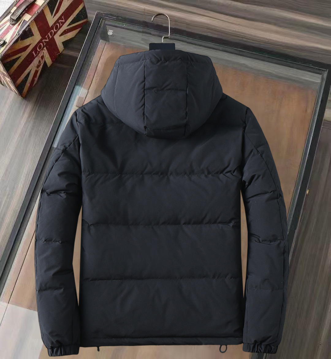 P570 普拉达 新款羽绒服。这款号称羽绒服届专业的，三标齐全全部90绒的。带着经典的Logo组合搭配，第一眼看到就是满满的视觉冲击，保暖性能更出色，轻便不厚重，且压缩后的蓬松度恢复性好，聚热锁温！个性的拼色设计，清新有活力！市面流通的版本实在太多了，除了面料做工不同外，最大的区别就是填充物根本不是鹅绒而是羽丝或手感绒等等，而不懂的根本不容易区分。另外面料和做工也绝对不是一个级别，总之认准我们，让你绝对不跑偏，独家全色全部购入正版开发，懂我们家羽绒服质量的，完全可以放心闭眼推。码数：M-3XL.最大穿到200斤左右。下单报身高体重。