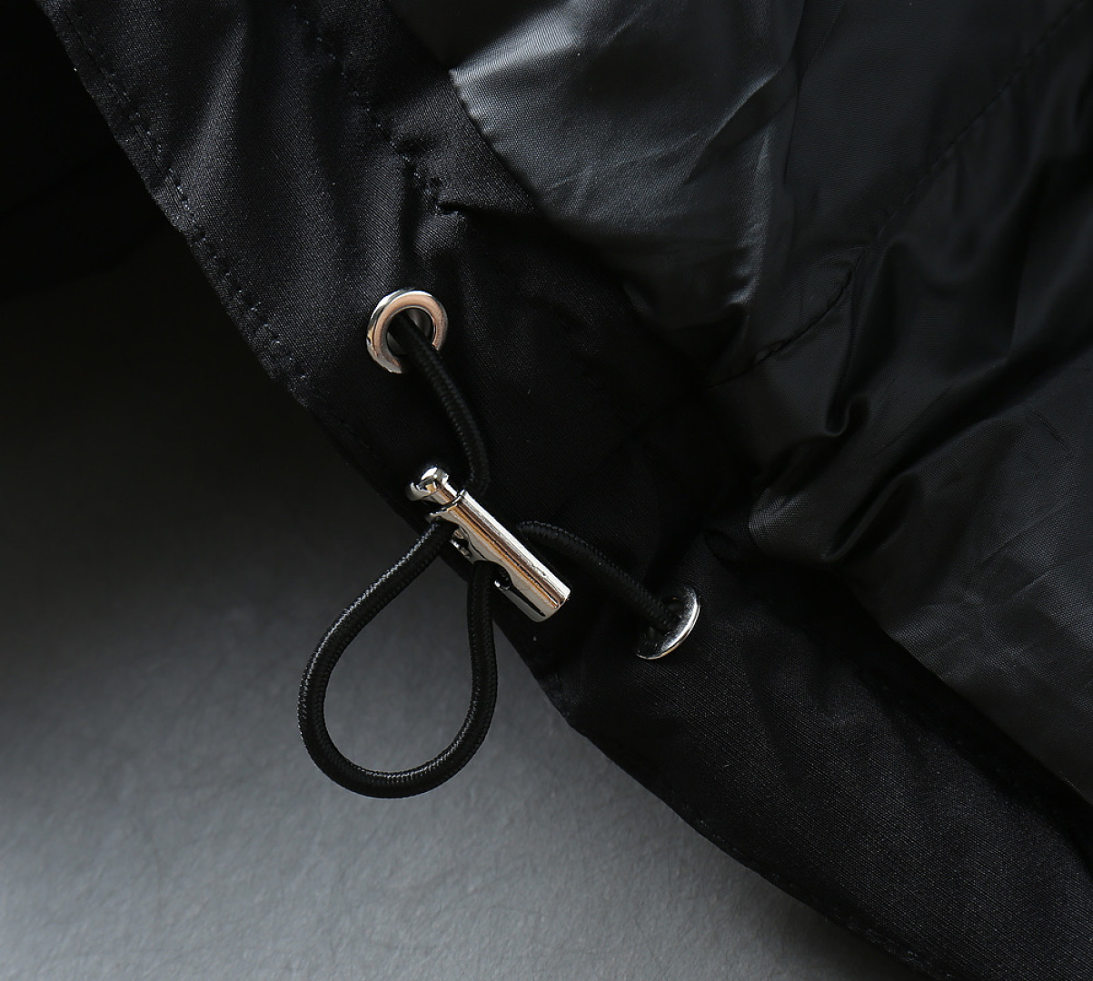 P570 普拉达 新款羽绒服。这款号称羽绒服届专业的，三标齐全全部90绒的。带着经典的Logo组合搭配，第一眼看到就是满满的视觉冲击，保暖性能更出色，轻便不厚重，且压缩后的蓬松度恢复性好，聚热锁温！个性的拼色设计，清新有活力！市面流通的版本实在太多了，除了面料做工不同外，最大的区别就是填充物根本不是鹅绒而是羽丝或手感绒等等，而不懂的根本不容易区分。另外面料和做工也绝对不是一个级别，总之认准我们，让你绝对不跑偏，独家全色全部购入正版开发，懂我们家羽绒服质量的，完全可以放心闭眼推。码数：M-3XL.最大穿到200斤左右。下单报身高体重。