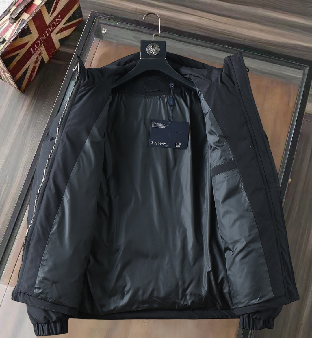 P570 普拉达 新款羽绒服。这款号称羽绒服届专业的，三标齐全全部90绒的。带着经典的Logo组合搭配，第一眼看到就是满满的视觉冲击，保暖性能更出色，轻便不厚重，且压缩后的蓬松度恢复性好，聚热锁温！个性的拼色设计，清新有活力！市面流通的版本实在太多了，除了面料做工不同外，最大的区别就是填充物根本不是鹅绒而是羽丝或手感绒等等，而不懂的根本不容易区分。另外面料和做工也绝对不是一个级别，总之认准我们，让你绝对不跑偏，独家全色全部购入正版开发，懂我们家羽绒服质量的，完全可以放心闭眼推。码数：M-3XL.最大穿到200斤左右。下单报身高体重。