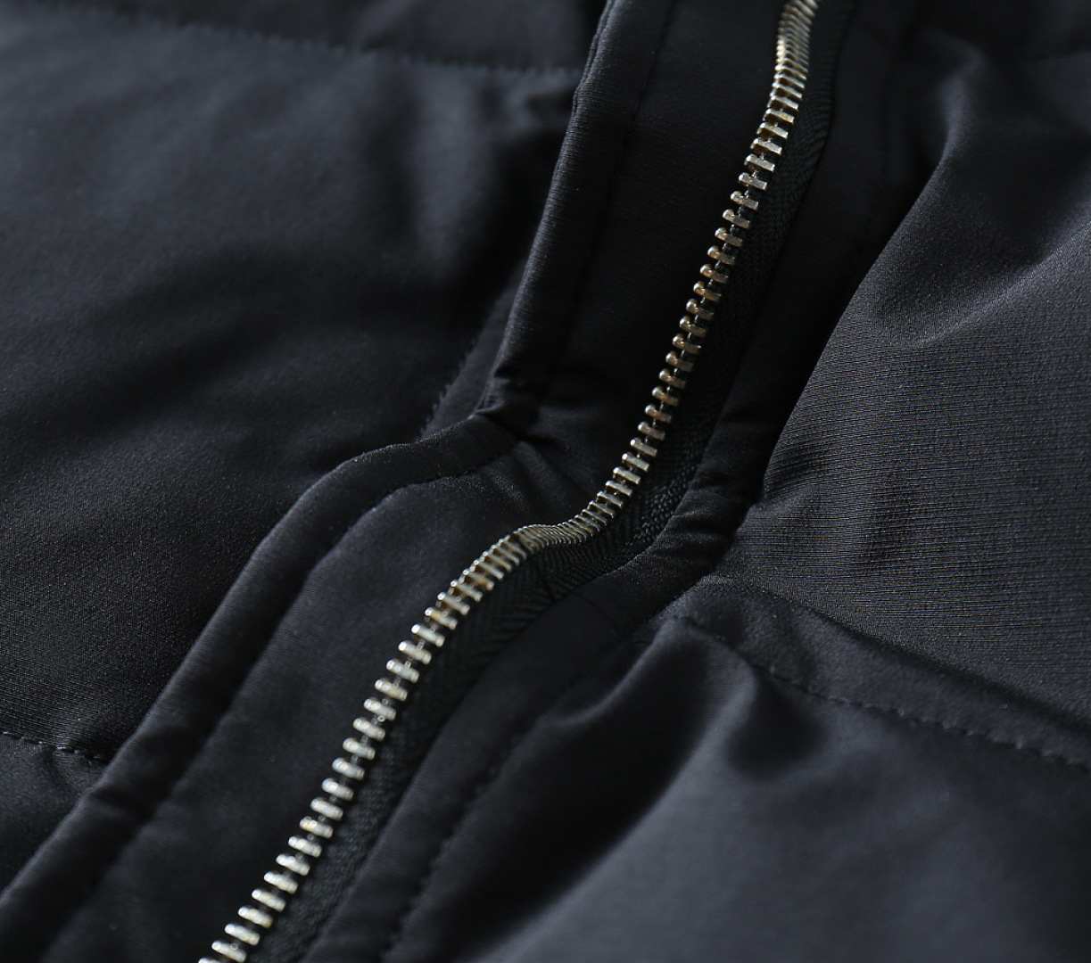 P570 普拉达 新款羽绒服。这款号称羽绒服届专业的，三标齐全全部90绒的。带着经典的Logo组合搭配，第一眼看到就是满满的视觉冲击，保暖性能更出色，轻便不厚重，且压缩后的蓬松度恢复性好，聚热锁温！个性的拼色设计，清新有活力！市面流通的版本实在太多了，除了面料做工不同外，最大的区别就是填充物根本不是鹅绒而是羽丝或手感绒等等，而不懂的根本不容易区分。另外面料和做工也绝对不是一个级别，总之认准我们，让你绝对不跑偏，独家全色全部购入正版开发，懂我们家羽绒服质量的，完全可以放心闭眼推。码数：M-3XL.最大穿到200斤左右。下单报身高体重。