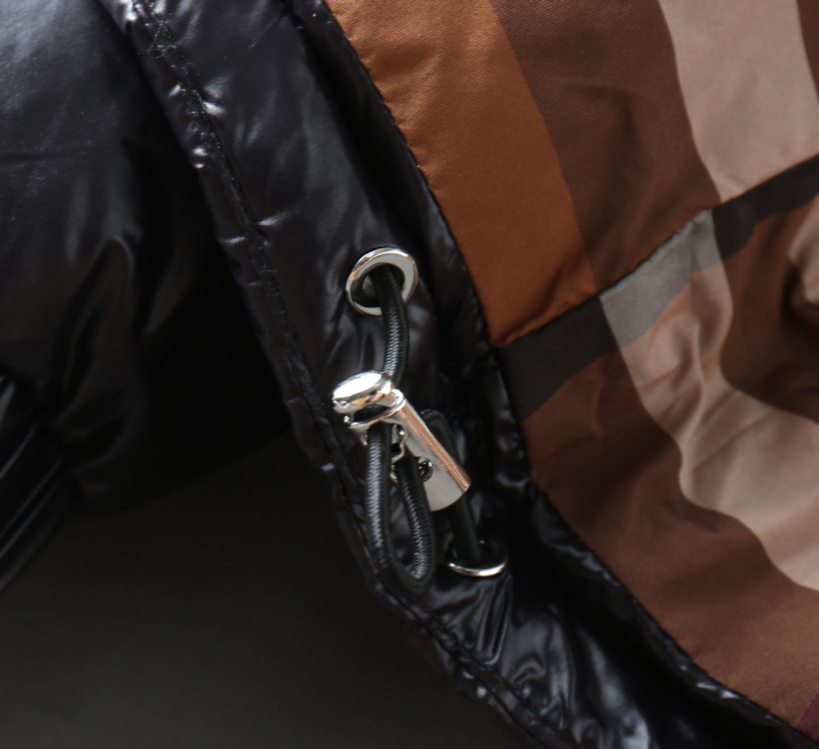 P570 巴宝莉 新款羽绒服。这款号称羽绒服届专业的，三标齐全全部90绒的。带着经典的Logo组合搭配，第一眼看到就是满满的视觉冲击，保暖性能更出色，轻便不厚重，且压缩后的蓬松度恢复性好，聚热锁温！个性的拼色设计，清新有活力！市面流通的版本实在太多了，除了面料做工不同外，最大的区别就是填充物根本不是鹅绒而是羽丝或手感绒等等，而不懂的根本不容易区分。另外面料和做工也绝对不是一个级别，总之认准我们，让你绝对不跑偏，独家全色全部购入正版开发，懂我们家羽绒服质量的，完全可以放心闭眼推。码数：M-3XL.最大穿到200斤左右。下单报身高体重。