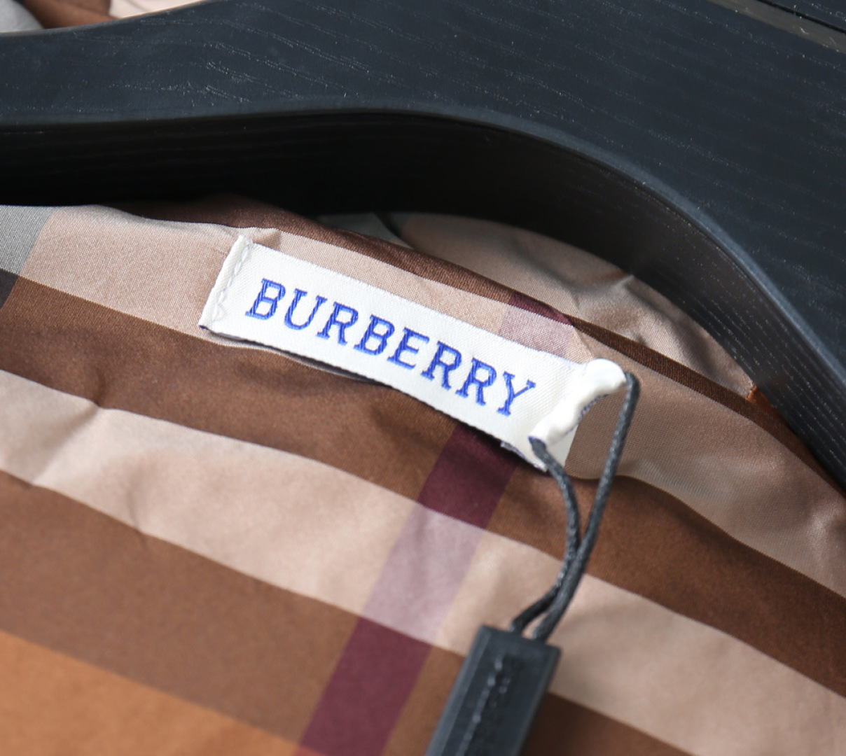 P570 巴宝莉 新款羽绒服。这款号称羽绒服届专业的，三标齐全全部90绒的。带着经典的Logo组合搭配，第一眼看到就是满满的视觉冲击，保暖性能更出色，轻便不厚重，且压缩后的蓬松度恢复性好，聚热锁温！个性的拼色设计，清新有活力！市面流通的版本实在太多了，除了面料做工不同外，最大的区别就是填充物根本不是鹅绒而是羽丝或手感绒等等，而不懂的根本不容易区分。另外面料和做工也绝对不是一个级别，总之认准我们，让你绝对不跑偏，独家全色全部购入正版开发，懂我们家羽绒服质量的，完全可以放心闭眼推。码数：M-3XL.最大穿到200斤左右。下单报身高体重。