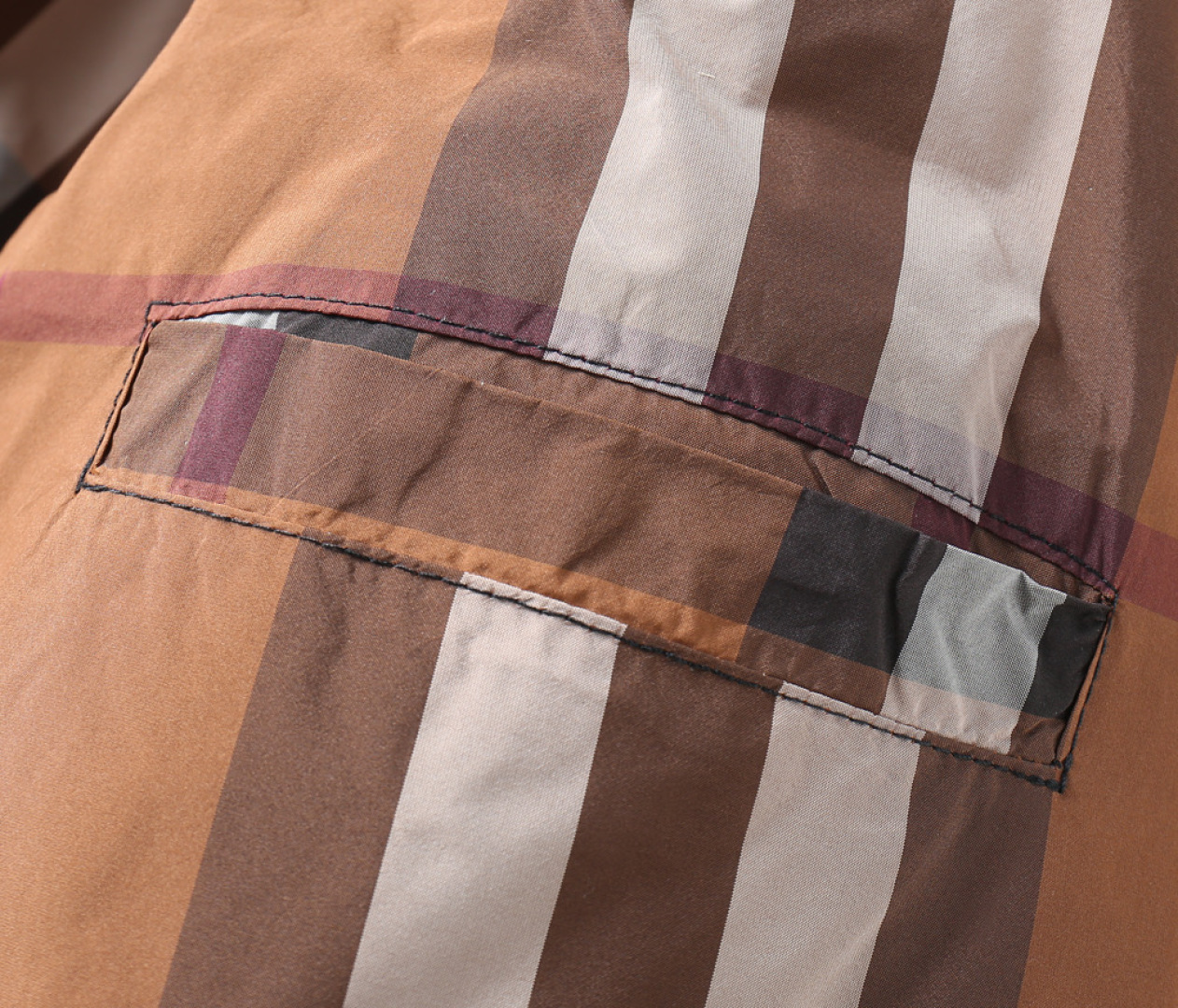 P570 巴宝莉 新款羽绒服。这款号称羽绒服届专业的，三标齐全全部90绒的。带着经典的Logo组合搭配，第一眼看到就是满满的视觉冲击，保暖性能更出色，轻便不厚重，且压缩后的蓬松度恢复性好，聚热锁温！个性的拼色设计，清新有活力！市面流通的版本实在太多了，除了面料做工不同外，最大的区别就是填充物根本不是鹅绒而是羽丝或手感绒等等，而不懂的根本不容易区分。另外面料和做工也绝对不是一个级别，总之认准我们，让你绝对不跑偏，独家全色全部购入正版开发，懂我们家羽绒服质量的，完全可以放心闭眼推。码数：M-3XL.最大穿到200斤左右。下单报身高体重。