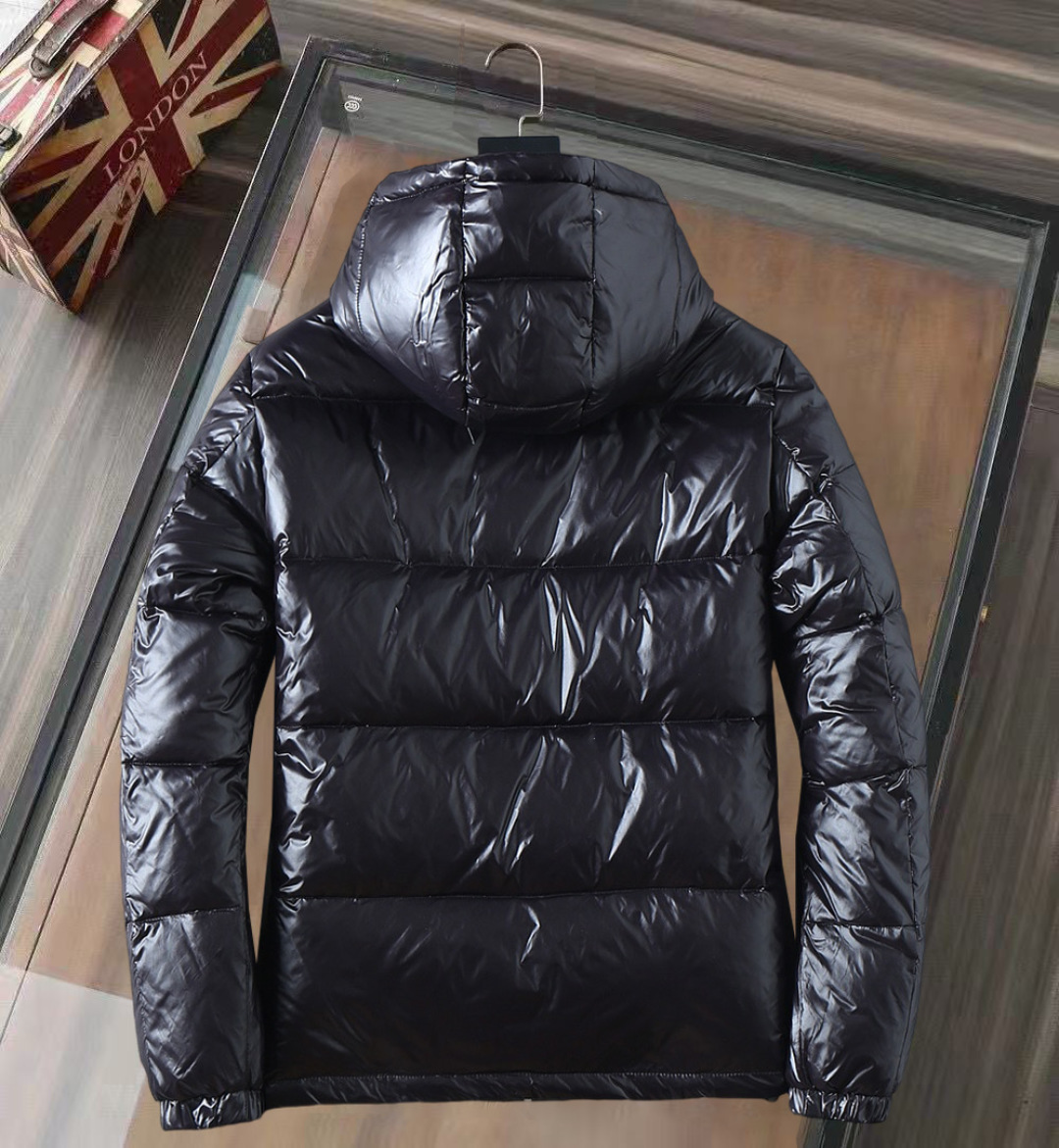 P570 巴宝莉 新款羽绒服。这款号称羽绒服届专业的，三标齐全全部90绒的。带着经典的Logo组合搭配，第一眼看到就是满满的视觉冲击，保暖性能更出色，轻便不厚重，且压缩后的蓬松度恢复性好，聚热锁温！个性的拼色设计，清新有活力！市面流通的版本实在太多了，除了面料做工不同外，最大的区别就是填充物根本不是鹅绒而是羽丝或手感绒等等，而不懂的根本不容易区分。另外面料和做工也绝对不是一个级别，总之认准我们，让你绝对不跑偏，独家全色全部购入正版开发，懂我们家羽绒服质量的，完全可以放心闭眼推。码数：M-3XL.最大穿到200斤左右。下单报身高体重。