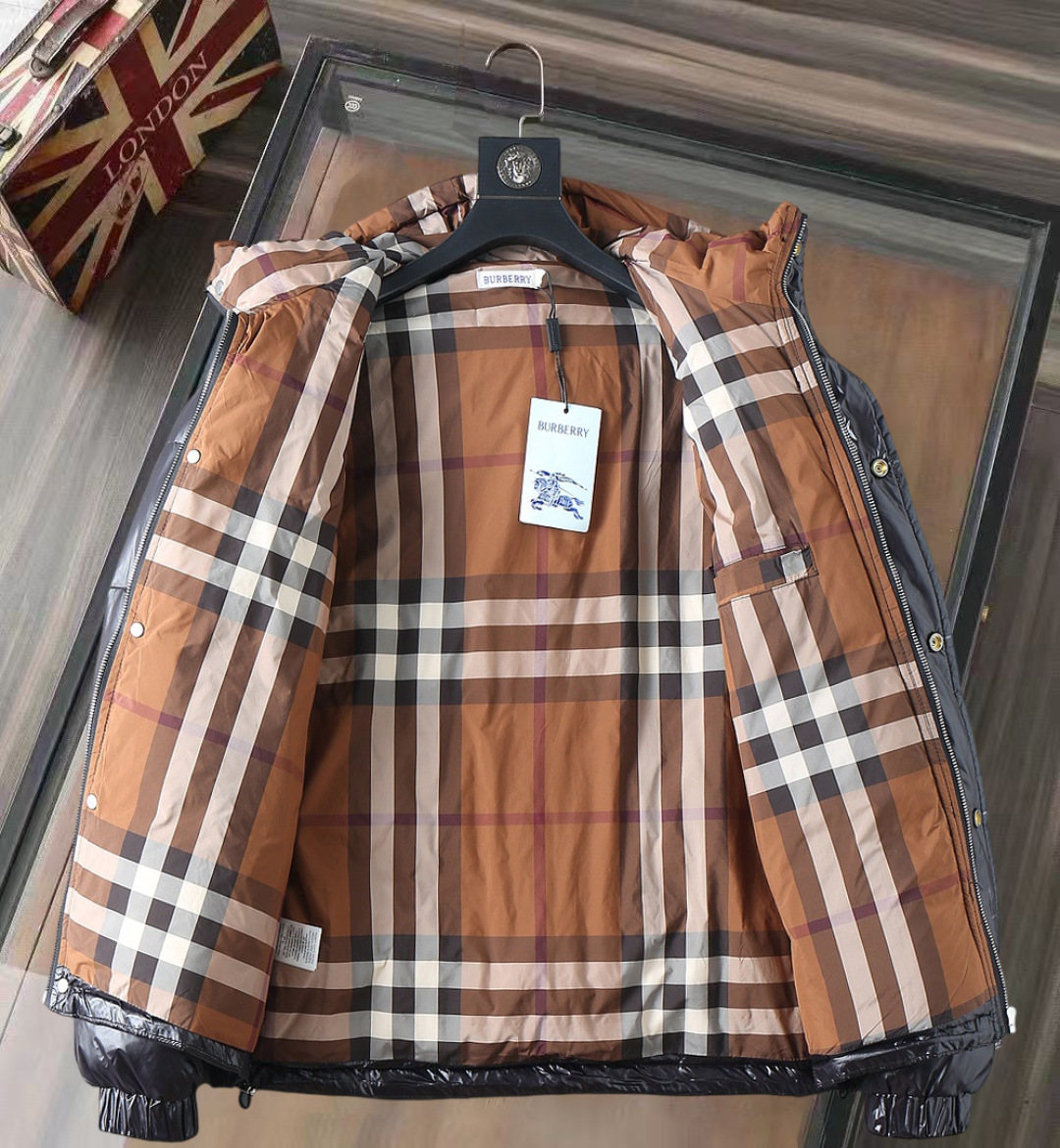 P570 巴宝莉 新款羽绒服。这款号称羽绒服届专业的，三标齐全全部90绒的。带着经典的Logo组合搭配，第一眼看到就是满满的视觉冲击，保暖性能更出色，轻便不厚重，且压缩后的蓬松度恢复性好，聚热锁温！个性的拼色设计，清新有活力！市面流通的版本实在太多了，除了面料做工不同外，最大的区别就是填充物根本不是鹅绒而是羽丝或手感绒等等，而不懂的根本不容易区分。另外面料和做工也绝对不是一个级别，总之认准我们，让你绝对不跑偏，独家全色全部购入正版开发，懂我们家羽绒服质量的，完全可以放心闭眼推。码数：M-3XL.最大穿到200斤左右。下单报身高体重。