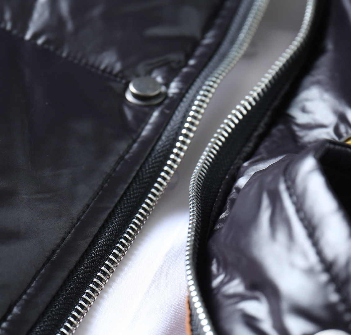 P570 巴宝莉 新款羽绒服。这款号称羽绒服届专业的，三标齐全全部90绒的。带着经典的Logo组合搭配，第一眼看到就是满满的视觉冲击，保暖性能更出色，轻便不厚重，且压缩后的蓬松度恢复性好，聚热锁温！个性的拼色设计，清新有活力！市面流通的版本实在太多了，除了面料做工不同外，最大的区别就是填充物根本不是鹅绒而是羽丝或手感绒等等，而不懂的根本不容易区分。另外面料和做工也绝对不是一个级别，总之认准我们，让你绝对不跑偏，独家全色全部购入正版开发，懂我们家羽绒服质量的，完全可以放心闭眼推。码数：M-3XL.最大穿到200斤左右。下单报身高体重。