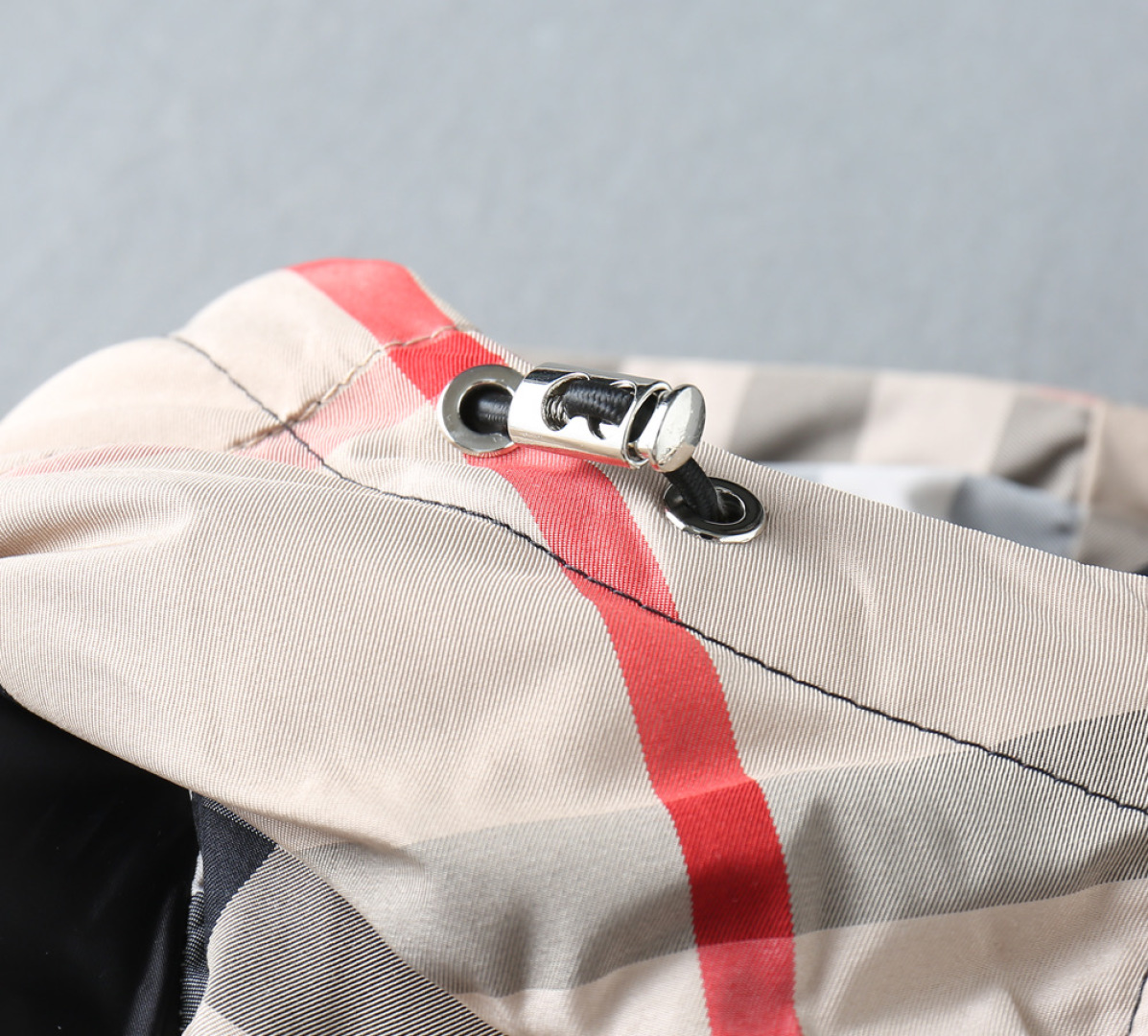 P570 巴宝莉 新款羽绒服。这款号称羽绒服届专业的，三标齐全全部90绒的。带着经典的Logo组合搭配，第一眼看到就是满满的视觉冲击，保暖性能更出色，轻便不厚重，且压缩后的蓬松度恢复性好，聚热锁温！个性的拼色设计，清新有活力！市面流通的版本实在太多了，除了面料做工不同外，最大的区别就是填充物根本不是鹅绒而是羽丝或手感绒等等，而不懂的根本不容易区分。另外面料和做工也绝对不是一个级别，总之认准我们，让你绝对不跑偏，独家全色全部购入正版开发，懂我们家羽绒服质量的，完全可以放心闭眼推。码数：M-3XL.最大穿到200斤左右。下单报身高体重。