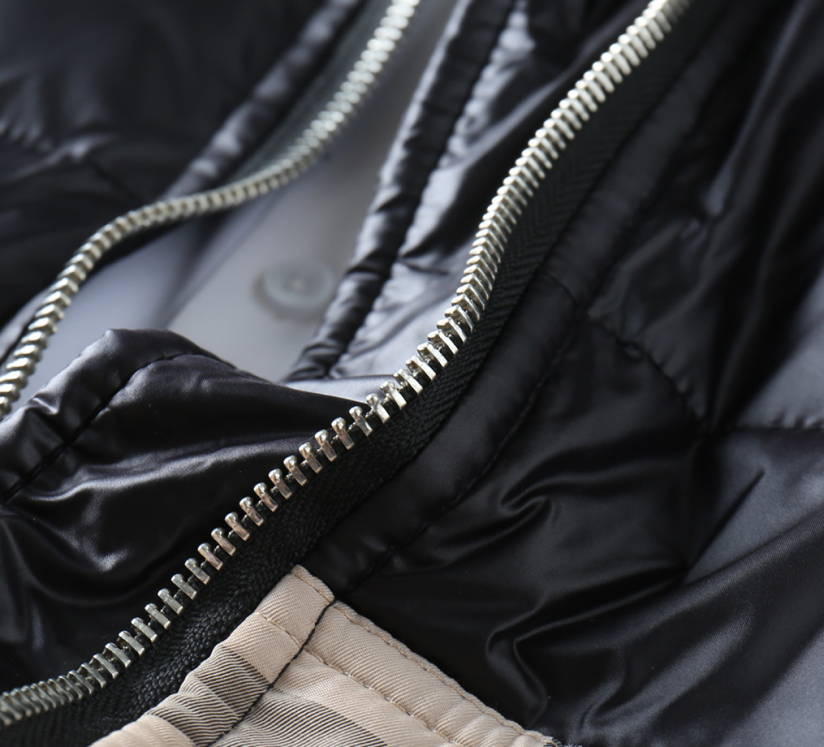 P570 巴宝莉 新款羽绒服。这款号称羽绒服届专业的，三标齐全全部90绒的。带着经典的Logo组合搭配，第一眼看到就是满满的视觉冲击，保暖性能更出色，轻便不厚重，且压缩后的蓬松度恢复性好，聚热锁温！个性的拼色设计，清新有活力！市面流通的版本实在太多了，除了面料做工不同外，最大的区别就是填充物根本不是鹅绒而是羽丝或手感绒等等，而不懂的根本不容易区分。另外面料和做工也绝对不是一个级别，总之认准我们，让你绝对不跑偏，独家全色全部购入正版开发，懂我们家羽绒服质量的，完全可以放心闭眼推。码数：M-3XL.最大穿到200斤左右。下单报身高体重。