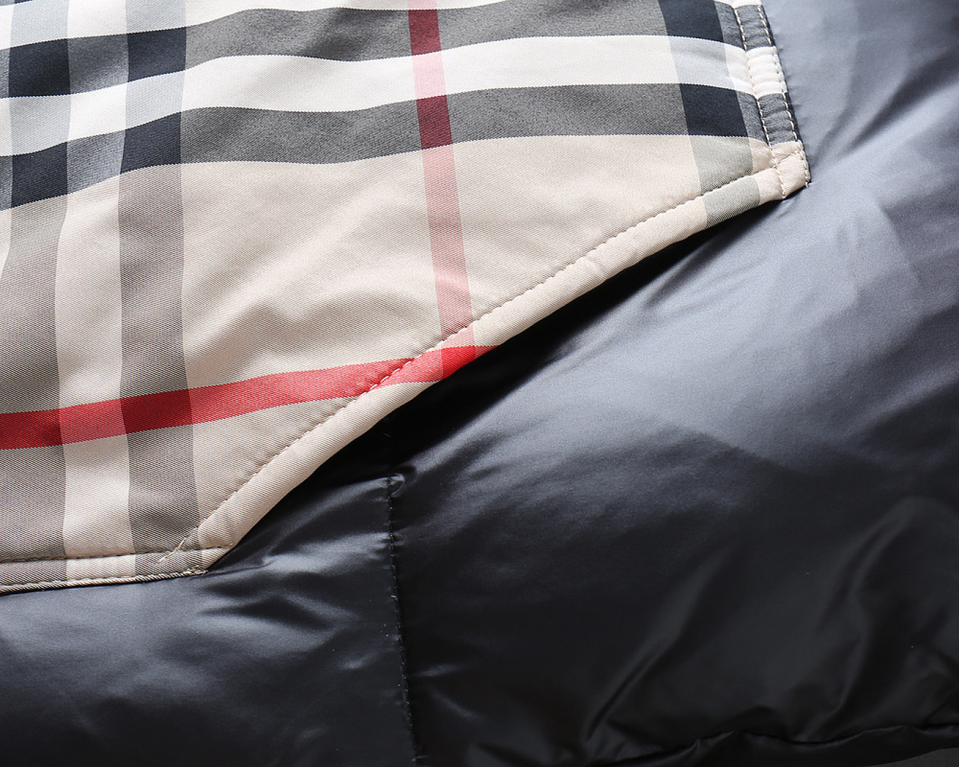 P570 巴宝莉 新款羽绒服。这款号称羽绒服届专业的，三标齐全全部90绒的。带着经典的Logo组合搭配，第一眼看到就是满满的视觉冲击，保暖性能更出色，轻便不厚重，且压缩后的蓬松度恢复性好，聚热锁温！个性的拼色设计，清新有活力！市面流通的版本实在太多了，除了面料做工不同外，最大的区别就是填充物根本不是鹅绒而是羽丝或手感绒等等，而不懂的根本不容易区分。另外面料和做工也绝对不是一个级别，总之认准我们，让你绝对不跑偏，独家全色全部购入正版开发，懂我们家羽绒服质量的，完全可以放心闭眼推。码数：M-3XL.最大穿到200斤左右。下单报身高体重。