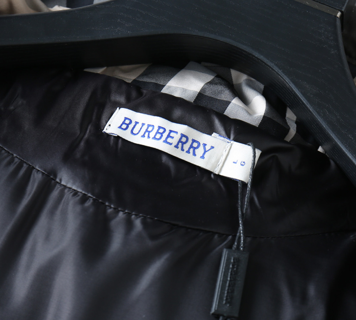 P570 巴宝莉 新款羽绒服。这款号称羽绒服届专业的，三标齐全全部90绒的。带着经典的Logo组合搭配，第一眼看到就是满满的视觉冲击，保暖性能更出色，轻便不厚重，且压缩后的蓬松度恢复性好，聚热锁温！个性的拼色设计，清新有活力！市面流通的版本实在太多了，除了面料做工不同外，最大的区别就是填充物根本不是鹅绒而是羽丝或手感绒等等，而不懂的根本不容易区分。另外面料和做工也绝对不是一个级别，总之认准我们，让你绝对不跑偏，独家全色全部购入正版开发，懂我们家羽绒服质量的，完全可以放心闭眼推。码数：M-3XL.最大穿到200斤左右。下单报身高体重。