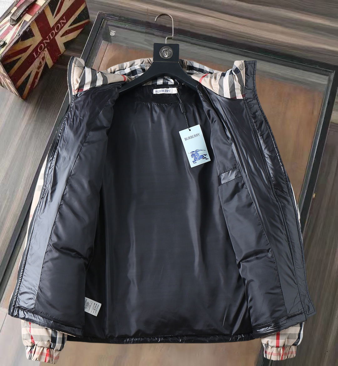 P570 巴宝莉 新款羽绒服。这款号称羽绒服届专业的，三标齐全全部90绒的。带着经典的Logo组合搭配，第一眼看到就是满满的视觉冲击，保暖性能更出色，轻便不厚重，且压缩后的蓬松度恢复性好，聚热锁温！个性的拼色设计，清新有活力！市面流通的版本实在太多了，除了面料做工不同外，最大的区别就是填充物根本不是鹅绒而是羽丝或手感绒等等，而不懂的根本不容易区分。另外面料和做工也绝对不是一个级别，总之认准我们，让你绝对不跑偏，独家全色全部购入正版开发，懂我们家羽绒服质量的，完全可以放心闭眼推。码数：M-3XL.最大穿到200斤左右。下单报身高体重。