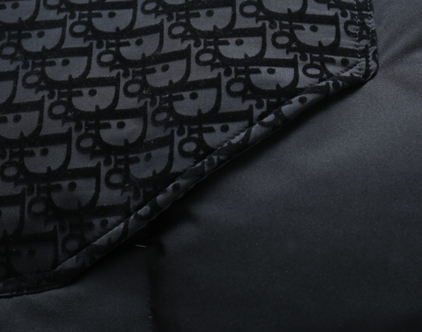 P570 迪奥 新款羽绒服。这款号称羽绒服届专业的，三标齐全全部90绒的。带着经典的Logo组合搭配，第一眼看到就是满满的视觉冲击，保暖性能更出色，轻便不厚重，且压缩后的蓬松度恢复性好，聚热锁温！个性的拼色设计，清新有活力！市面流通的版本实在太多了，除了面料做工不同外，最大的区别就是填充物根本不是鹅绒而是羽丝或手感绒等等，而不懂的根本不容易区分。另外面料和做工也绝对不是一个级别，总之认准我们，让你绝对不跑偏，独家全色全部购入正版开发，懂我们家羽绒服质量的，完全可以放心闭眼推。码数：M-3XL.最大穿到200斤左右。下单报身高体重。