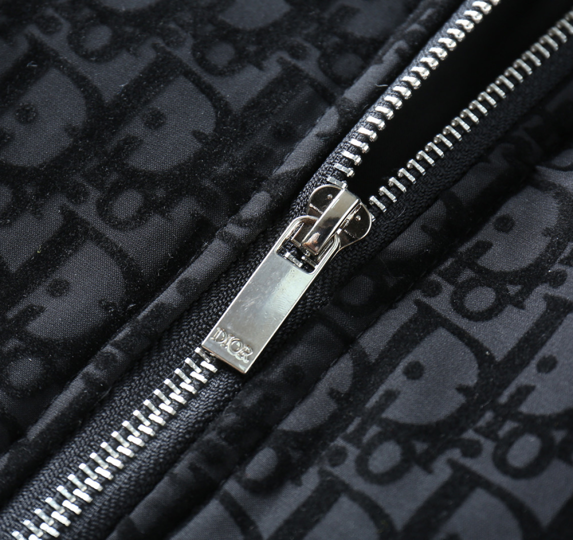 P570 迪奥 新款羽绒服。这款号称羽绒服届专业的，三标齐全全部90绒的。带着经典的Logo组合搭配，第一眼看到就是满满的视觉冲击，保暖性能更出色，轻便不厚重，且压缩后的蓬松度恢复性好，聚热锁温！个性的拼色设计，清新有活力！市面流通的版本实在太多了，除了面料做工不同外，最大的区别就是填充物根本不是鹅绒而是羽丝或手感绒等等，而不懂的根本不容易区分。另外面料和做工也绝对不是一个级别，总之认准我们，让你绝对不跑偏，独家全色全部购入正版开发，懂我们家羽绒服质量的，完全可以放心闭眼推。码数：M-3XL.最大穿到200斤左右。下单报身高体重。