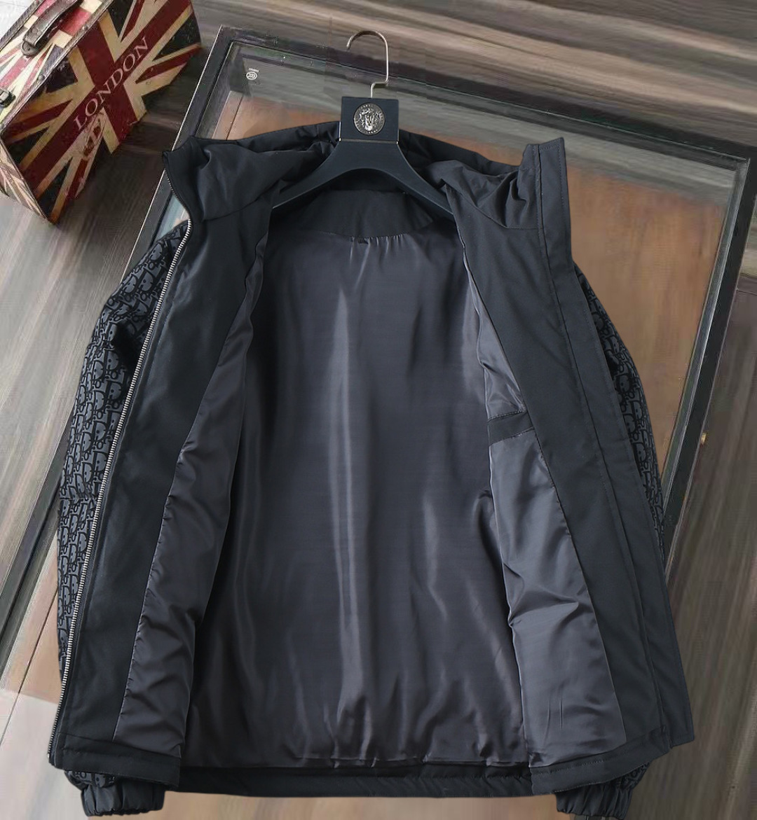 P570 迪奥 新款羽绒服。这款号称羽绒服届专业的，三标齐全全部90绒的。带着经典的Logo组合搭配，第一眼看到就是满满的视觉冲击，保暖性能更出色，轻便不厚重，且压缩后的蓬松度恢复性好，聚热锁温！个性的拼色设计，清新有活力！市面流通的版本实在太多了，除了面料做工不同外，最大的区别就是填充物根本不是鹅绒而是羽丝或手感绒等等，而不懂的根本不容易区分。另外面料和做工也绝对不是一个级别，总之认准我们，让你绝对不跑偏，独家全色全部购入正版开发，懂我们家羽绒服质量的，完全可以放心闭眼推。码数：M-3XL.最大穿到200斤左右。下单报身高体重。