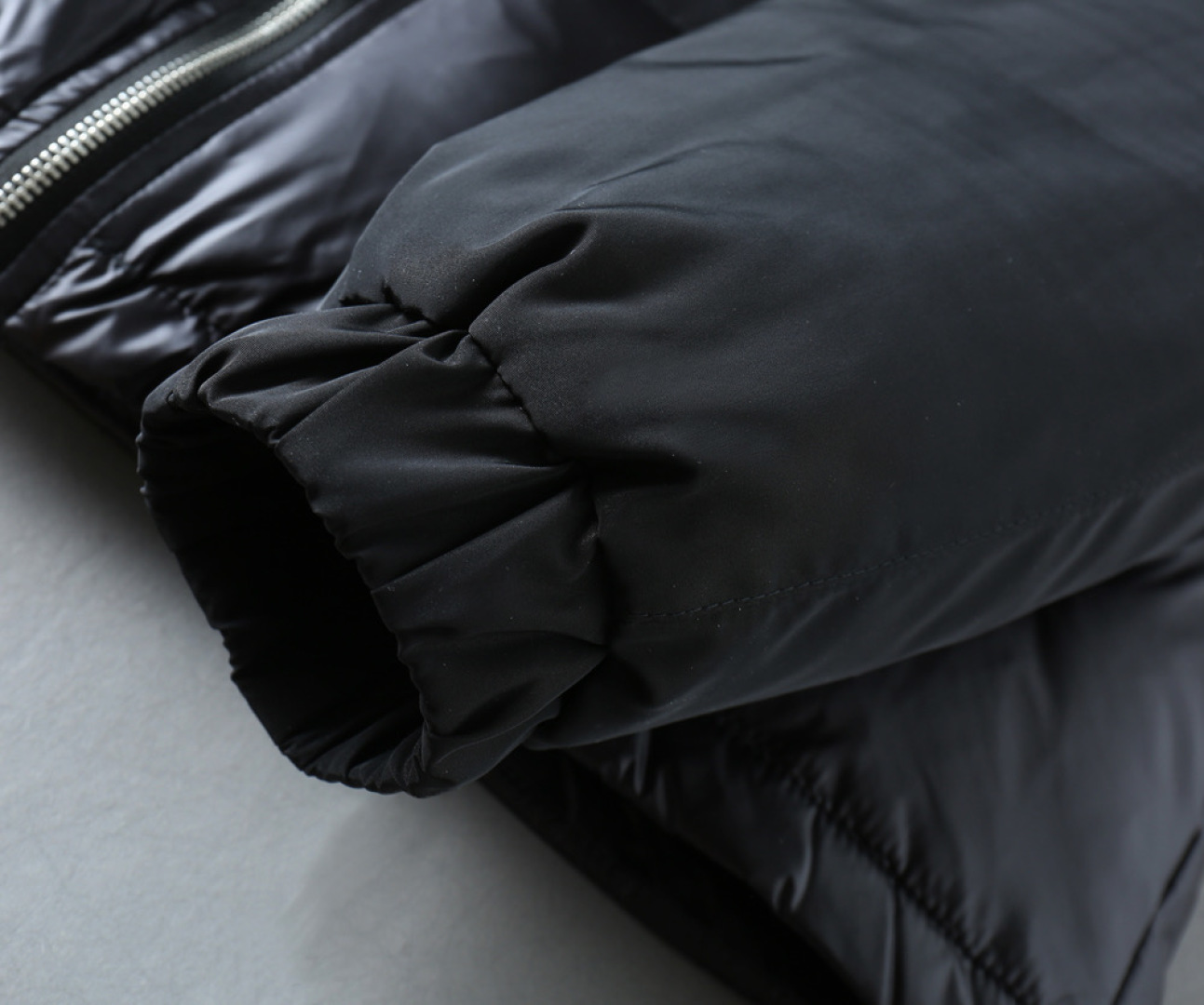 P570 普拉达 新款羽绒服。这款号称羽绒服届专业的，三标齐全全部90绒的。带着经典的Logo组合搭配，第一眼看到就是满满的视觉冲击，保暖性能更出色，轻便不厚重，且压缩后的蓬松度恢复性好，聚热锁温！个性的拼色设计，清新有活力！市面流通的版本实在太多了，除了面料做工不同外，最大的区别就是填充物根本不是鹅绒而是羽丝或手感绒等等，而不懂的根本不容易区分。另外面料和做工也绝对不是一个级别，总之认准我们，让你绝对不跑偏，独家全色全部购入正版开发，懂我们家羽绒服质量的，完全可以放心闭眼推。码数：M-3XL.最大穿到200斤左右。下单报身高体重。