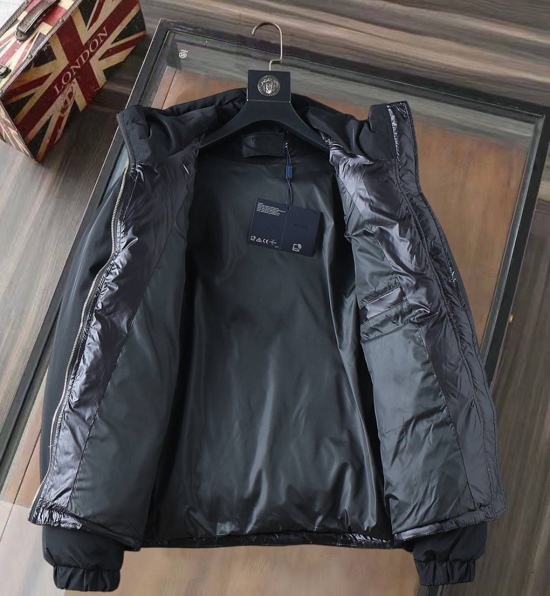 P570 普拉达 新款羽绒服。这款号称羽绒服届专业的，三标齐全全部90绒的。带着经典的Logo组合搭配，第一眼看到就是满满的视觉冲击，保暖性能更出色，轻便不厚重，且压缩后的蓬松度恢复性好，聚热锁温！个性的拼色设计，清新有活力！市面流通的版本实在太多了，除了面料做工不同外，最大的区别就是填充物根本不是鹅绒而是羽丝或手感绒等等，而不懂的根本不容易区分。另外面料和做工也绝对不是一个级别，总之认准我们，让你绝对不跑偏，独家全色全部购入正版开发，懂我们家羽绒服质量的，完全可以放心闭眼推。码数：M-3XL.最大穿到200斤左右。下单报身高体重。
