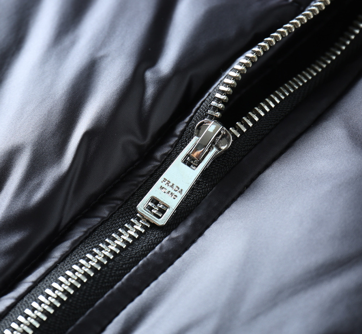 P570 普拉达 新款羽绒服。这款号称羽绒服届专业的，三标齐全全部90绒的。带着经典的Logo组合搭配，第一眼看到就是满满的视觉冲击，保暖性能更出色，轻便不厚重，且压缩后的蓬松度恢复性好，聚热锁温！个性的拼色设计，清新有活力！市面流通的版本实在太多了，除了面料做工不同外，最大的区别就是填充物根本不是鹅绒而是羽丝或手感绒等等，而不懂的根本不容易区分。另外面料和做工也绝对不是一个级别，总之认准我们，让你绝对不跑偏，独家全色全部购入正版开发，懂我们家羽绒服质量的，完全可以放心闭眼推。码数：M-3XL.最大穿到200斤左右。下单报身高体重。