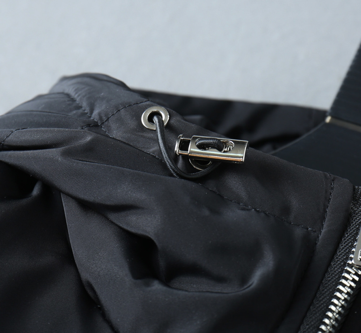 P570 普拉达 新款羽绒服。这款号称羽绒服届专业的，三标齐全全部90绒的。带着经典的Logo组合搭配，第一眼看到就是满满的视觉冲击，保暖性能更出色，轻便不厚重，且压缩后的蓬松度恢复性好，聚热锁温！个性的拼色设计，清新有活力！市面流通的版本实在太多了，除了面料做工不同外，最大的区别就是填充物根本不是鹅绒而是羽丝或手感绒等等，而不懂的根本不容易区分。另外面料和做工也绝对不是一个级别，总之认准我们，让你绝对不跑偏，独家全色全部购入正版开发，懂我们家羽绒服质量的，完全可以放心闭眼推。码数：M-3XL.最大穿到200斤左右。下单报身高体重。