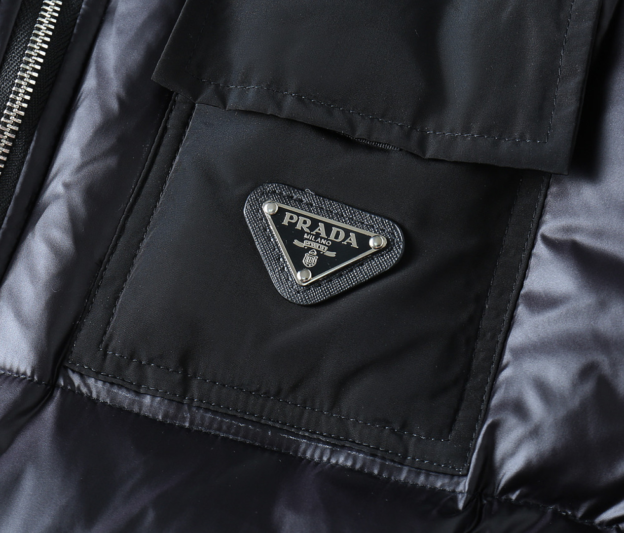 P570 普拉达 新款羽绒服。这款号称羽绒服届专业的，三标齐全全部90绒的。带着经典的Logo组合搭配，第一眼看到就是满满的视觉冲击，保暖性能更出色，轻便不厚重，且压缩后的蓬松度恢复性好，聚热锁温！个性的拼色设计，清新有活力！市面流通的版本实在太多了，除了面料做工不同外，最大的区别就是填充物根本不是鹅绒而是羽丝或手感绒等等，而不懂的根本不容易区分。另外面料和做工也绝对不是一个级别，总之认准我们，让你绝对不跑偏，独家全色全部购入正版开发，懂我们家羽绒服质量的，完全可以放心闭眼推。码数：M-3XL.最大穿到200斤左右。下单报身高体重。