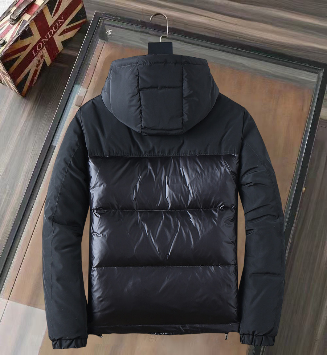 P570 普拉达 新款羽绒服。这款号称羽绒服届专业的，三标齐全全部90绒的。带着经典的Logo组合搭配，第一眼看到就是满满的视觉冲击，保暖性能更出色，轻便不厚重，且压缩后的蓬松度恢复性好，聚热锁温！个性的拼色设计，清新有活力！市面流通的版本实在太多了，除了面料做工不同外，最大的区别就是填充物根本不是鹅绒而是羽丝或手感绒等等，而不懂的根本不容易区分。另外面料和做工也绝对不是一个级别，总之认准我们，让你绝对不跑偏，独家全色全部购入正版开发，懂我们家羽绒服质量的，完全可以放心闭眼推。码数：M-3XL.最大穿到200斤左右。下单报身高体重。