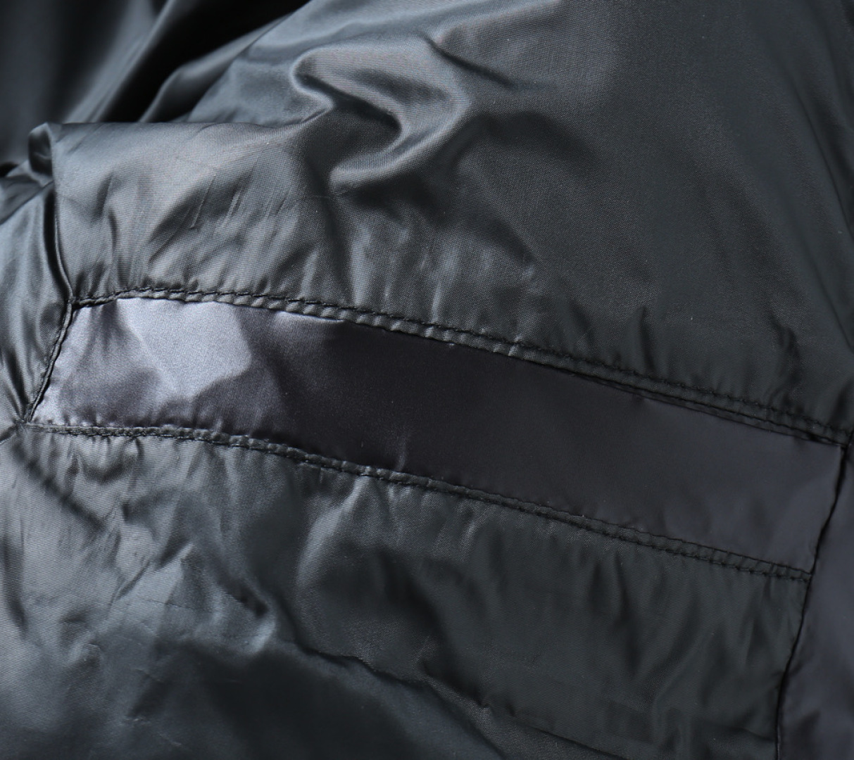 P570 普拉达 新款羽绒服。这款号称羽绒服届专业的，三标齐全全部90绒的。带着经典的Logo组合搭配，第一眼看到就是满满的视觉冲击，保暖性能更出色，轻便不厚重，且压缩后的蓬松度恢复性好，聚热锁温！个性的拼色设计，清新有活力！市面流通的版本实在太多了，除了面料做工不同外，最大的区别就是填充物根本不是鹅绒而是羽丝或手感绒等等，而不懂的根本不容易区分。另外面料和做工也绝对不是一个级别，总之认准我们，让你绝对不跑偏，独家全色全部购入正版开发，懂我们家羽绒服质量的，完全可以放心闭眼推。码数：M-3XL.最大穿到200斤左右。下单报身高体重。