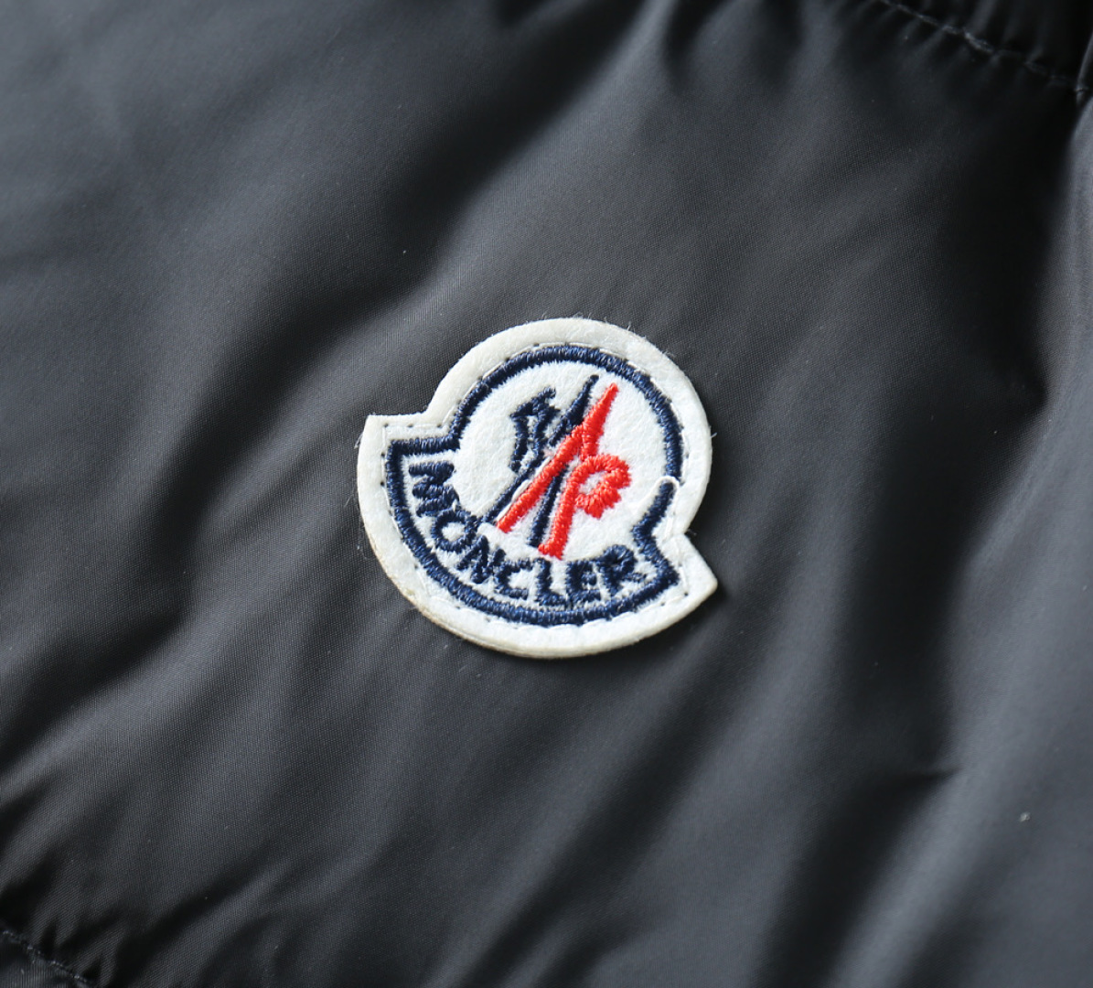 P420 蒙口 新款羽绒服。这款号称羽绒服届专业的，三标齐全全部90绒的。带着经典的Logo组合搭配，第一眼看到就是满满的视觉冲击，保暖性能更出色，轻便不厚重，且压缩后的蓬松度恢复性好，聚热锁温！个性的拼色设计，清新有活力！市面流通的版本实在太多了，除了面料做工不同外，最大的区别就是填充物根本不是鹅绒而是羽丝或手感绒等等，而不懂的根本不容易区分。另外面料和做工也绝对不是一个级别，总之认准我们，让你绝对不跑偏，独家全色全部购入正版开发，懂我们家羽绒服质量的，完全可以放心闭眼推。码数：M-3XL.最大穿到200斤左右。下单报身高体重。