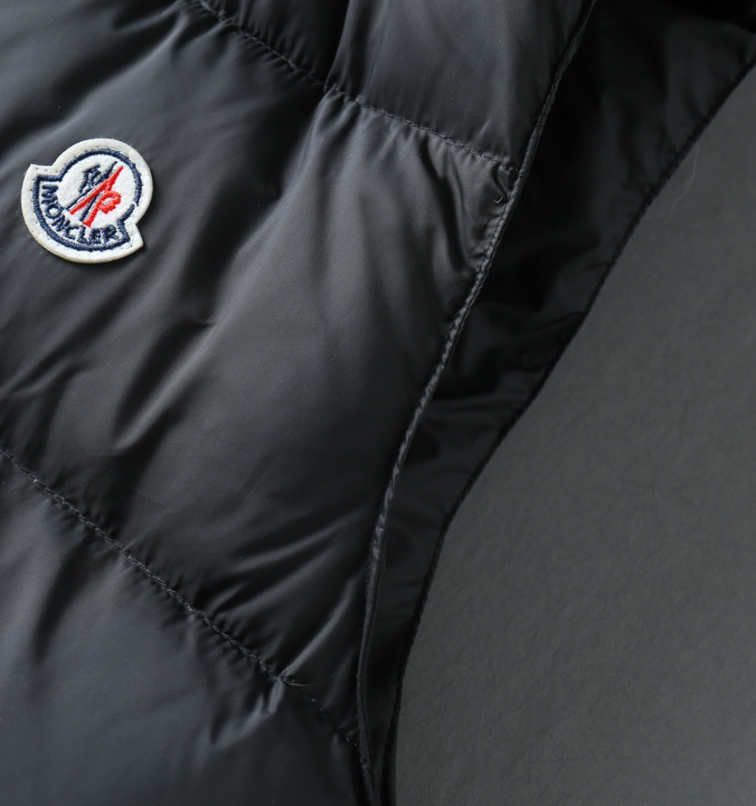 P420 蒙口 新款羽绒服。这款号称羽绒服届专业的，三标齐全全部90绒的。带着经典的Logo组合搭配，第一眼看到就是满满的视觉冲击，保暖性能更出色，轻便不厚重，且压缩后的蓬松度恢复性好，聚热锁温！个性的拼色设计，清新有活力！市面流通的版本实在太多了，除了面料做工不同外，最大的区别就是填充物根本不是鹅绒而是羽丝或手感绒等等，而不懂的根本不容易区分。另外面料和做工也绝对不是一个级别，总之认准我们，让你绝对不跑偏，独家全色全部购入正版开发，懂我们家羽绒服质量的，完全可以放心闭眼推。码数：M-3XL.最大穿到200斤左右。下单报身高体重。