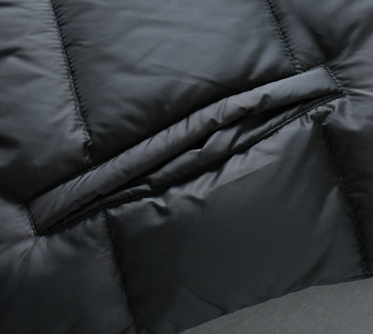 P420 蒙口 新款羽绒服。这款号称羽绒服届专业的，三标齐全全部90绒的。带着经典的Logo组合搭配，第一眼看到就是满满的视觉冲击，保暖性能更出色，轻便不厚重，且压缩后的蓬松度恢复性好，聚热锁温！个性的拼色设计，清新有活力！市面流通的版本实在太多了，除了面料做工不同外，最大的区别就是填充物根本不是鹅绒而是羽丝或手感绒等等，而不懂的根本不容易区分。另外面料和做工也绝对不是一个级别，总之认准我们，让你绝对不跑偏，独家全色全部购入正版开发，懂我们家羽绒服质量的，完全可以放心闭眼推。码数：M-3XL.最大穿到200斤左右。下单报身高体重。