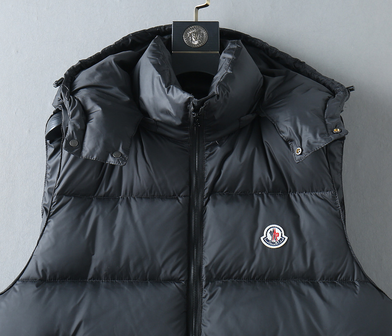 P420 蒙口 新款羽绒服。这款号称羽绒服届专业的，三标齐全全部90绒的。带着经典的Logo组合搭配，第一眼看到就是满满的视觉冲击，保暖性能更出色，轻便不厚重，且压缩后的蓬松度恢复性好，聚热锁温！个性的拼色设计，清新有活力！市面流通的版本实在太多了，除了面料做工不同外，最大的区别就是填充物根本不是鹅绒而是羽丝或手感绒等等，而不懂的根本不容易区分。另外面料和做工也绝对不是一个级别，总之认准我们，让你绝对不跑偏，独家全色全部购入正版开发，懂我们家羽绒服质量的，完全可以放心闭眼推。码数：M-3XL.最大穿到200斤左右。下单报身高体重。