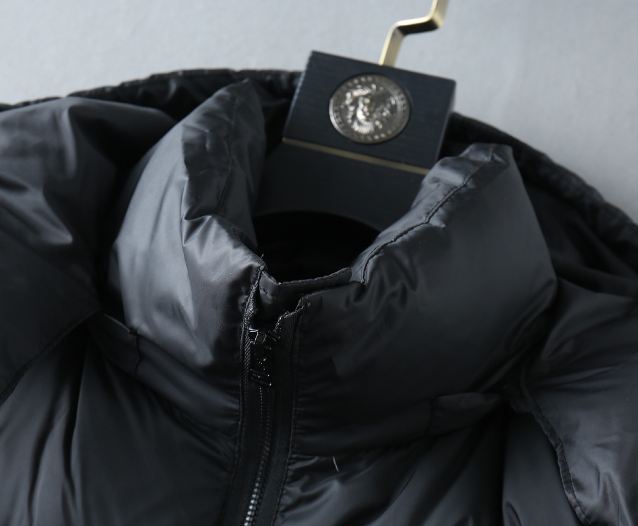 P420 蒙口 新款羽绒服。这款号称羽绒服届专业的，三标齐全全部90绒的。带着经典的Logo组合搭配，第一眼看到就是满满的视觉冲击，保暖性能更出色，轻便不厚重，且压缩后的蓬松度恢复性好，聚热锁温！个性的拼色设计，清新有活力！市面流通的版本实在太多了，除了面料做工不同外，最大的区别就是填充物根本不是鹅绒而是羽丝或手感绒等等，而不懂的根本不容易区分。另外面料和做工也绝对不是一个级别，总之认准我们，让你绝对不跑偏，独家全色全部购入正版开发，懂我们家羽绒服质量的，完全可以放心闭眼推。码数：M-3XL.最大穿到200斤左右。下单报身高体重。