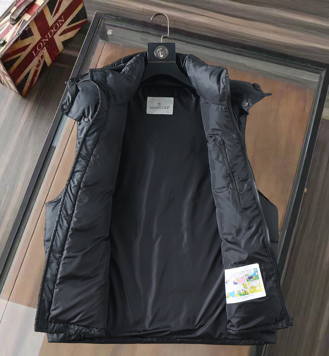 P420 蒙口 新款羽绒服。这款号称羽绒服届专业的，三标齐全全部90绒的。带着经典的Logo组合搭配，第一眼看到就是满满的视觉冲击，保暖性能更出色，轻便不厚重，且压缩后的蓬松度恢复性好，聚热锁温！个性的拼色设计，清新有活力！市面流通的版本实在太多了，除了面料做工不同外，最大的区别就是填充物根本不是鹅绒而是羽丝或手感绒等等，而不懂的根本不容易区分。另外面料和做工也绝对不是一个级别，总之认准我们，让你绝对不跑偏，独家全色全部购入正版开发，懂我们家羽绒服质量的，完全可以放心闭眼推。码数：M-3XL.最大穿到200斤左右。下单报身高体重。