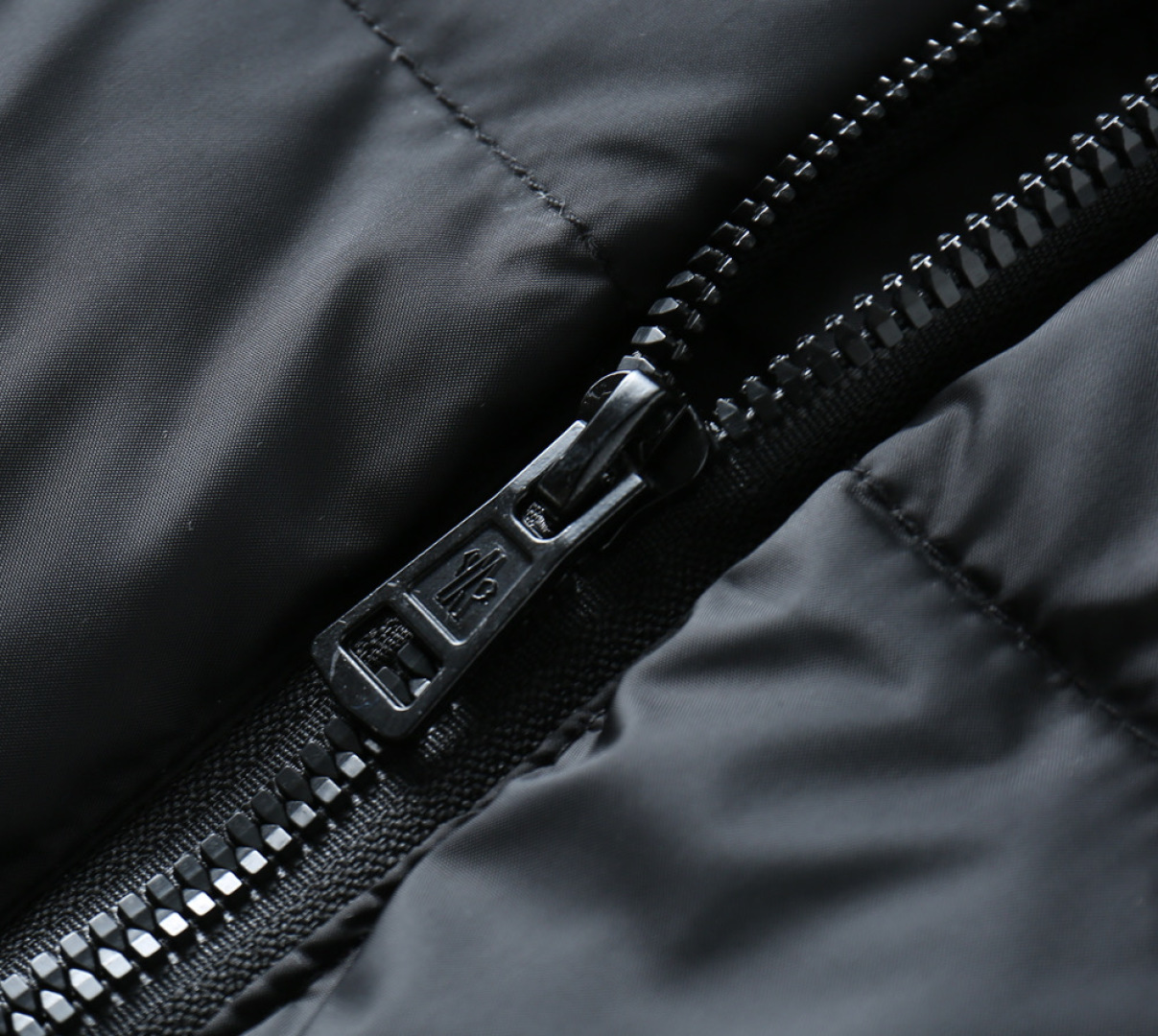 P420 蒙口 新款羽绒服。这款号称羽绒服届专业的，三标齐全全部90绒的。带着经典的Logo组合搭配，第一眼看到就是满满的视觉冲击，保暖性能更出色，轻便不厚重，且压缩后的蓬松度恢复性好，聚热锁温！个性的拼色设计，清新有活力！市面流通的版本实在太多了，除了面料做工不同外，最大的区别就是填充物根本不是鹅绒而是羽丝或手感绒等等，而不懂的根本不容易区分。另外面料和做工也绝对不是一个级别，总之认准我们，让你绝对不跑偏，独家全色全部购入正版开发，懂我们家羽绒服质量的，完全可以放心闭眼推。码数：M-3XL.最大穿到200斤左右。下单报身高体重。