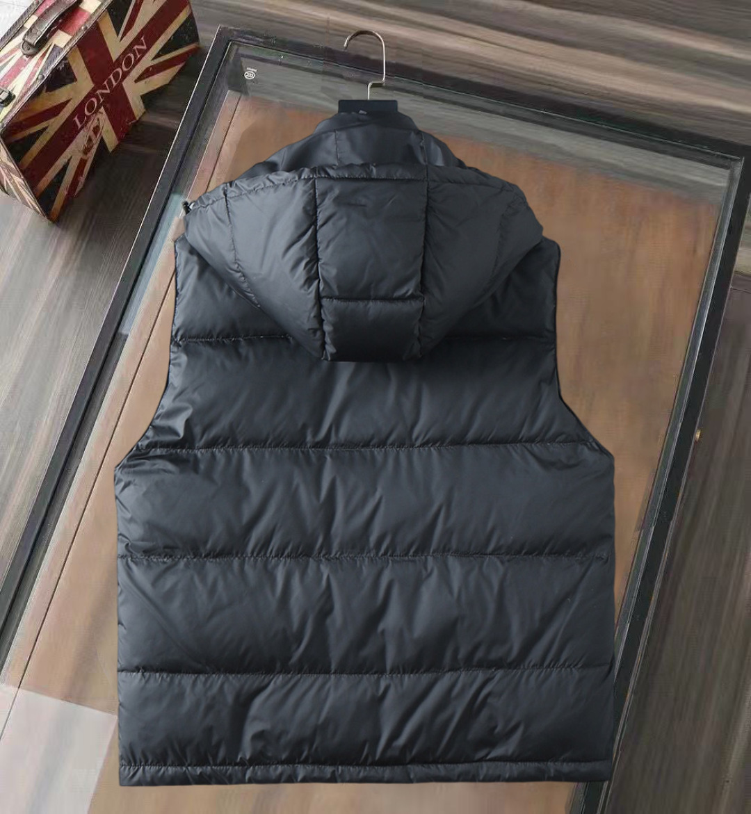 P420 蒙口 新款羽绒服。这款号称羽绒服届专业的，三标齐全全部90绒的。带着经典的Logo组合搭配，第一眼看到就是满满的视觉冲击，保暖性能更出色，轻便不厚重，且压缩后的蓬松度恢复性好，聚热锁温！个性的拼色设计，清新有活力！市面流通的版本实在太多了，除了面料做工不同外，最大的区别就是填充物根本不是鹅绒而是羽丝或手感绒等等，而不懂的根本不容易区分。另外面料和做工也绝对不是一个级别，总之认准我们，让你绝对不跑偏，独家全色全部购入正版开发，懂我们家羽绒服质量的，完全可以放心闭眼推。码数：M-3XL.最大穿到200斤左右。下单报身高体重。