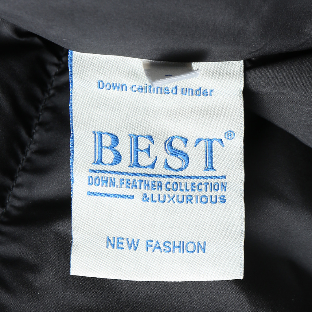 P420 蒙口 新款羽绒服。这款号称羽绒服届专业的，三标齐全全部90绒的。带着经典的Logo组合搭配，第一眼看到就是满满的视觉冲击，保暖性能更出色，轻便不厚重，且压缩后的蓬松度恢复性好，聚热锁温！个性的拼色设计，清新有活力！市面流通的版本实在太多了，除了面料做工不同外，最大的区别就是填充物根本不是鹅绒而是羽丝或手感绒等等，而不懂的根本不容易区分。另外面料和做工也绝对不是一个级别，总之认准我们，让你绝对不跑偏，独家全色全部购入正版开发，懂我们家羽绒服质量的，完全可以放心闭眼推。码数：M-3XL.最大穿到200斤左右。下单报身高体重。