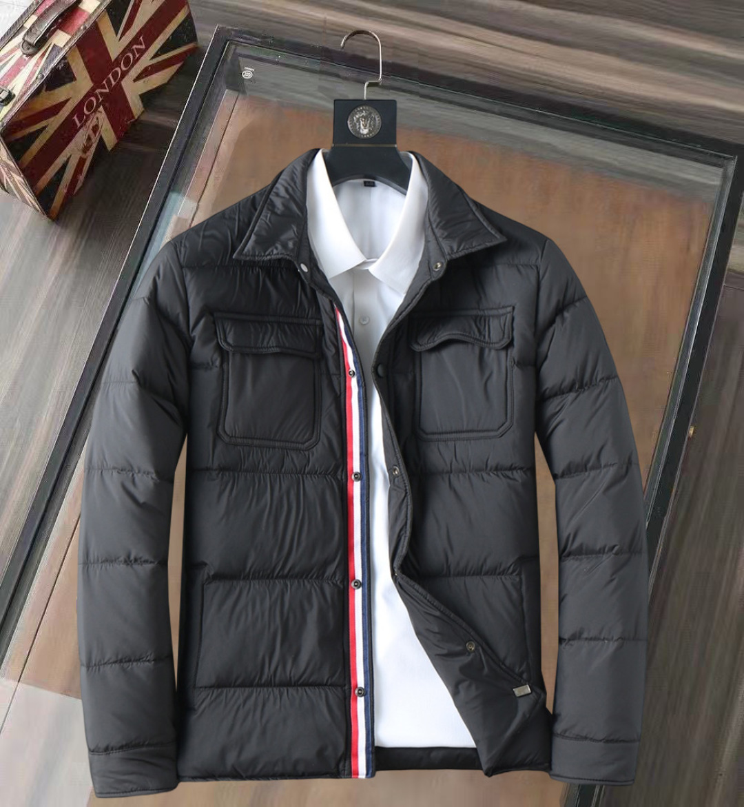 P420 蒙口 新款羽绒服。这款号称羽绒服届专业的，三标齐全全部90绒的。带着经典的Logo组合搭配，第一眼看到就是满满的视觉冲击，保暖性能更出色，轻便不厚重，且压缩后的蓬松度恢复性好，聚热锁温！个性的拼色设计，清新有活力！市面流通的版本实在太多了，除了面料做工不同外，最大的区别就是填充物根本不是鹅绒而是羽丝或手感绒等等，而不懂的根本不容易区分。另外面料和做工也绝对不是一个级别，总之认准我们，让你绝对不跑偏，独家全色全部购入正版开发，懂我们家羽绒服质量的，完全可以放心闭眼推。码数：M-3XL.最大穿到200斤左右。下单报身高体重。