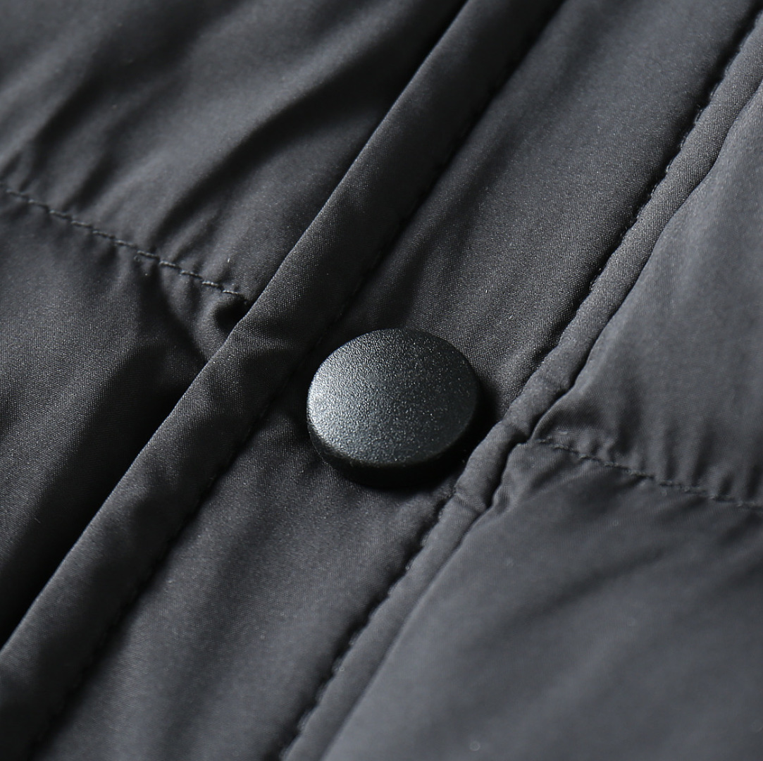 P420 蒙口 新款羽绒服。这款号称羽绒服届专业的，三标齐全全部90绒的。带着经典的Logo组合搭配，第一眼看到就是满满的视觉冲击，保暖性能更出色，轻便不厚重，且压缩后的蓬松度恢复性好，聚热锁温！个性的拼色设计，清新有活力！市面流通的版本实在太多了，除了面料做工不同外，最大的区别就是填充物根本不是鹅绒而是羽丝或手感绒等等，而不懂的根本不容易区分。另外面料和做工也绝对不是一个级别，总之认准我们，让你绝对不跑偏，独家全色全部购入正版开发，懂我们家羽绒服质量的，完全可以放心闭眼推。码数：M-3XL.最大穿到200斤左右。下单报身高体重。