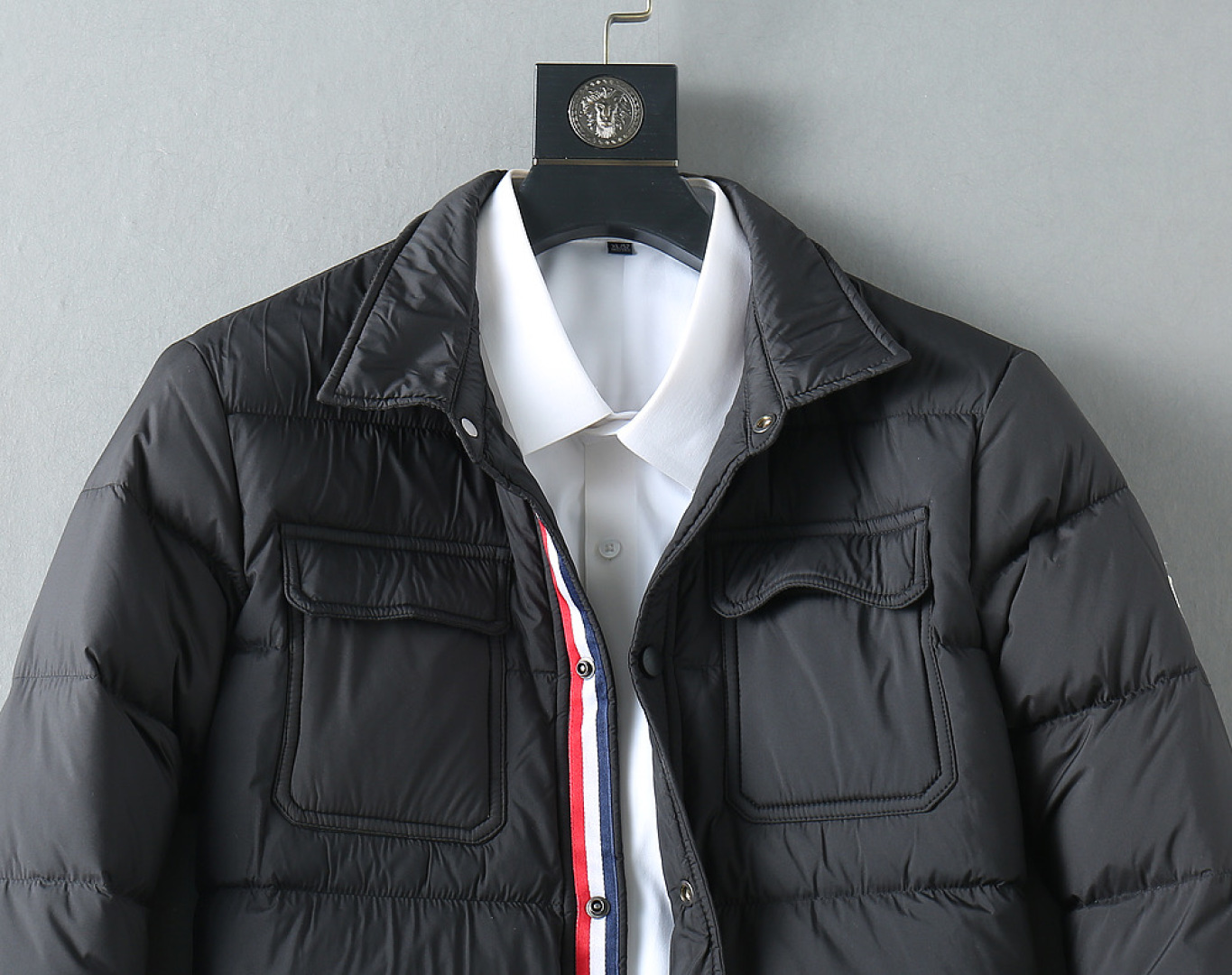 P420 蒙口 新款羽绒服。这款号称羽绒服届专业的，三标齐全全部90绒的。带着经典的Logo组合搭配，第一眼看到就是满满的视觉冲击，保暖性能更出色，轻便不厚重，且压缩后的蓬松度恢复性好，聚热锁温！个性的拼色设计，清新有活力！市面流通的版本实在太多了，除了面料做工不同外，最大的区别就是填充物根本不是鹅绒而是羽丝或手感绒等等，而不懂的根本不容易区分。另外面料和做工也绝对不是一个级别，总之认准我们，让你绝对不跑偏，独家全色全部购入正版开发，懂我们家羽绒服质量的，完全可以放心闭眼推。码数：M-3XL.最大穿到200斤左右。下单报身高体重。