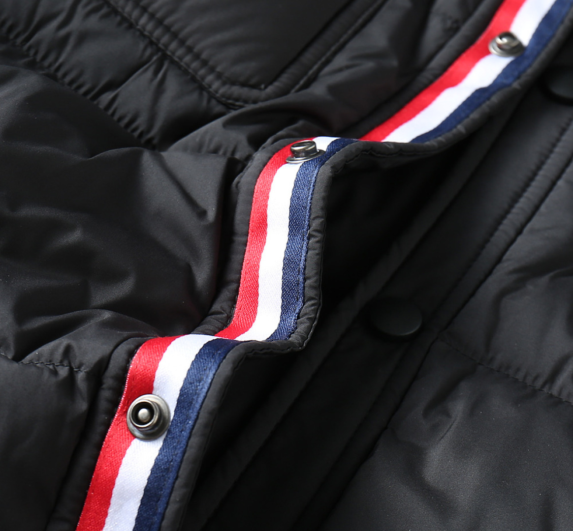 P420 蒙口 新款羽绒服。这款号称羽绒服届专业的，三标齐全全部90绒的。带着经典的Logo组合搭配，第一眼看到就是满满的视觉冲击，保暖性能更出色，轻便不厚重，且压缩后的蓬松度恢复性好，聚热锁温！个性的拼色设计，清新有活力！市面流通的版本实在太多了，除了面料做工不同外，最大的区别就是填充物根本不是鹅绒而是羽丝或手感绒等等，而不懂的根本不容易区分。另外面料和做工也绝对不是一个级别，总之认准我们，让你绝对不跑偏，独家全色全部购入正版开发，懂我们家羽绒服质量的，完全可以放心闭眼推。码数：M-3XL.最大穿到200斤左右。下单报身高体重。