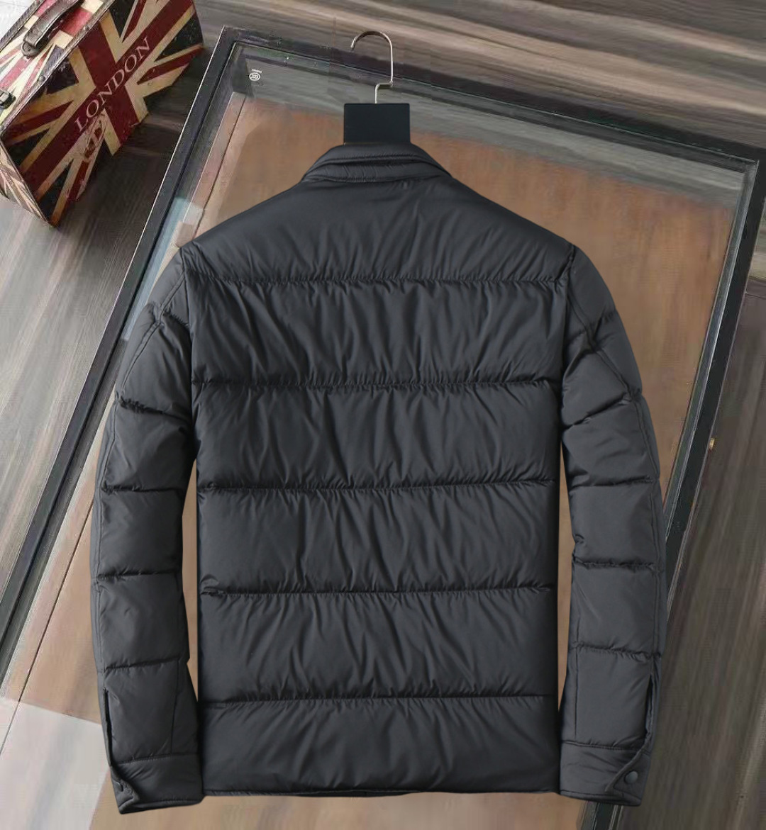 P420 蒙口 新款羽绒服。这款号称羽绒服届专业的，三标齐全全部90绒的。带着经典的Logo组合搭配，第一眼看到就是满满的视觉冲击，保暖性能更出色，轻便不厚重，且压缩后的蓬松度恢复性好，聚热锁温！个性的拼色设计，清新有活力！市面流通的版本实在太多了，除了面料做工不同外，最大的区别就是填充物根本不是鹅绒而是羽丝或手感绒等等，而不懂的根本不容易区分。另外面料和做工也绝对不是一个级别，总之认准我们，让你绝对不跑偏，独家全色全部购入正版开发，懂我们家羽绒服质量的，完全可以放心闭眼推。码数：M-3XL.最大穿到200斤左右。下单报身高体重。