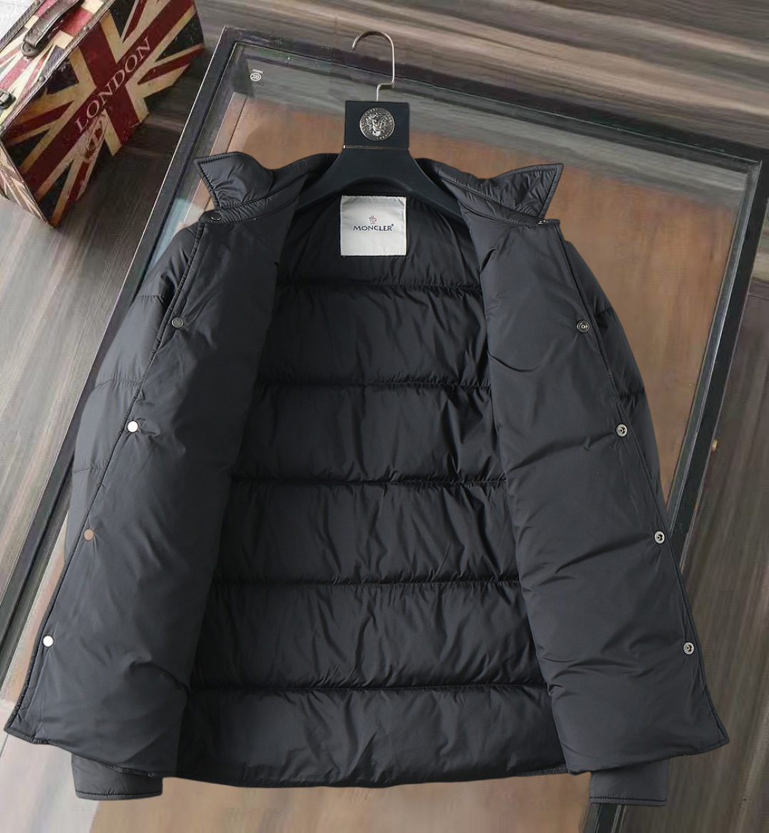 P420 蒙口 新款羽绒服。这款号称羽绒服届专业的，三标齐全全部90绒的。带着经典的Logo组合搭配，第一眼看到就是满满的视觉冲击，保暖性能更出色，轻便不厚重，且压缩后的蓬松度恢复性好，聚热锁温！个性的拼色设计，清新有活力！市面流通的版本实在太多了，除了面料做工不同外，最大的区别就是填充物根本不是鹅绒而是羽丝或手感绒等等，而不懂的根本不容易区分。另外面料和做工也绝对不是一个级别，总之认准我们，让你绝对不跑偏，独家全色全部购入正版开发，懂我们家羽绒服质量的，完全可以放心闭眼推。码数：M-3XL.最大穿到200斤左右。下单报身高体重。