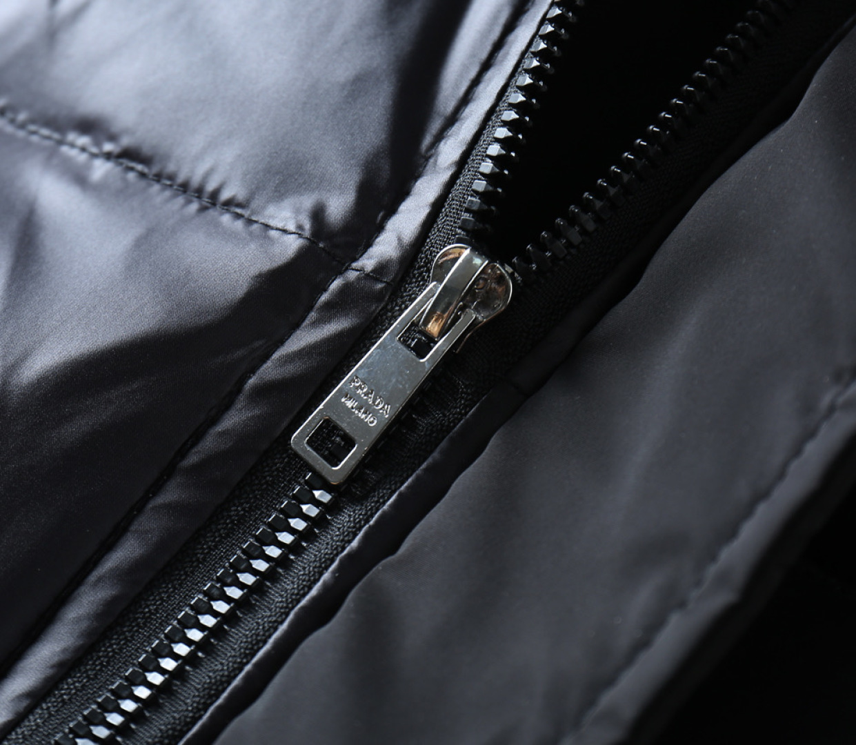 P570 普拉达 新款羽绒服。这款号称羽绒服届专业的，三标齐全全部90绒的。带着经典的Logo组合搭配，第一眼看到就是满满的视觉冲击，保暖性能更出色，轻便不厚重，且压缩后的蓬松度恢复性好，聚热锁温！个性的拼色设计，清新有活力！市面流通的版本实在太多了，除了面料做工不同外，最大的区别就是填充物根本不是鹅绒而是羽丝或手感绒等等，而不懂的根本不容易区分。另外面料和做工也绝对不是一个级别，总之认准我们，让你绝对不跑偏，独家全色全部购入正版开发，懂我们家羽绒服质量的，完全可以放心闭眼推。码数：M-3XL.最大穿到200斤左右。下单报身高体重。