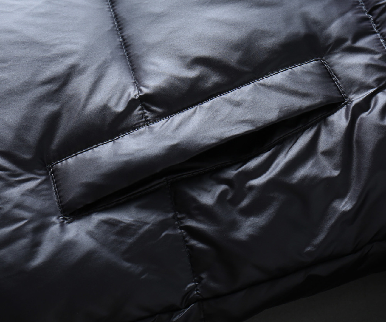 P570 普拉达 新款羽绒服。这款号称羽绒服届专业的，三标齐全全部90绒的。带着经典的Logo组合搭配，第一眼看到就是满满的视觉冲击，保暖性能更出色，轻便不厚重，且压缩后的蓬松度恢复性好，聚热锁温！个性的拼色设计，清新有活力！市面流通的版本实在太多了，除了面料做工不同外，最大的区别就是填充物根本不是鹅绒而是羽丝或手感绒等等，而不懂的根本不容易区分。另外面料和做工也绝对不是一个级别，总之认准我们，让你绝对不跑偏，独家全色全部购入正版开发，懂我们家羽绒服质量的，完全可以放心闭眼推。码数：M-3XL.最大穿到200斤左右。下单报身高体重。