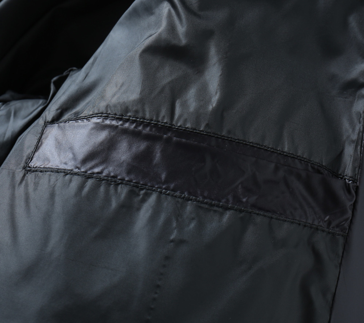 P570 普拉达 新款羽绒服。这款号称羽绒服届专业的，三标齐全全部90绒的。带着经典的Logo组合搭配，第一眼看到就是满满的视觉冲击，保暖性能更出色，轻便不厚重，且压缩后的蓬松度恢复性好，聚热锁温！个性的拼色设计，清新有活力！市面流通的版本实在太多了，除了面料做工不同外，最大的区别就是填充物根本不是鹅绒而是羽丝或手感绒等等，而不懂的根本不容易区分。另外面料和做工也绝对不是一个级别，总之认准我们，让你绝对不跑偏，独家全色全部购入正版开发，懂我们家羽绒服质量的，完全可以放心闭眼推。码数：M-3XL.最大穿到200斤左右。下单报身高体重。