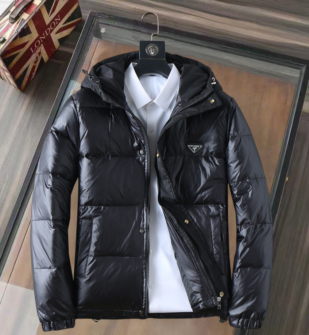 P570 普拉达 新款羽绒服。这款号称羽绒服届专业的，三标齐全全部90绒的。带着经典的Logo组合搭配，第一眼看到就是满满的视觉冲击，保暖性能更出色，轻便不厚重，且压缩后的蓬松度恢复性好，聚热锁温！个性的拼色设计，清新有活力！市面流通的版本实在太多了，除了面料做工不同外，最大的区别就是填充物根本不是鹅绒而是羽丝或手感绒等等，而不懂的根本不容易区分。另外面料和做工也绝对不是一个级别，总之认准我们，让你绝对不跑偏，独家全色全部购入正版开发，懂我们家羽绒服质量的，完全可以放心闭眼推。码数：M-3XL.最大穿到200斤左右。下单报身高体重。