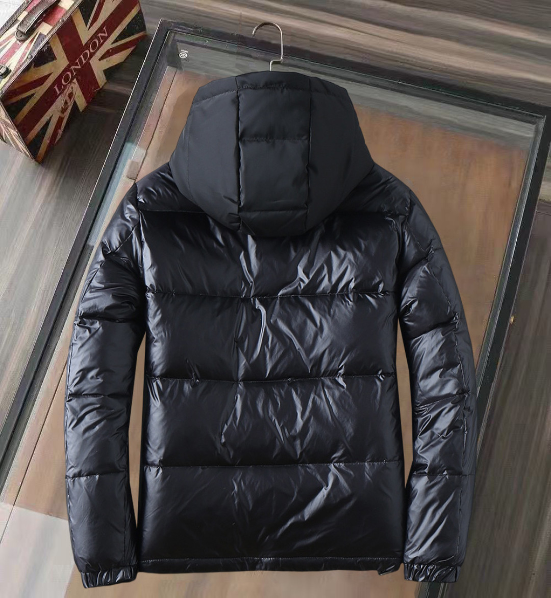 P570 普拉达 新款羽绒服。这款号称羽绒服届专业的，三标齐全全部90绒的。带着经典的Logo组合搭配，第一眼看到就是满满的视觉冲击，保暖性能更出色，轻便不厚重，且压缩后的蓬松度恢复性好，聚热锁温！个性的拼色设计，清新有活力！市面流通的版本实在太多了，除了面料做工不同外，最大的区别就是填充物根本不是鹅绒而是羽丝或手感绒等等，而不懂的根本不容易区分。另外面料和做工也绝对不是一个级别，总之认准我们，让你绝对不跑偏，独家全色全部购入正版开发，懂我们家羽绒服质量的，完全可以放心闭眼推。码数：M-3XL.最大穿到200斤左右。下单报身高体重。